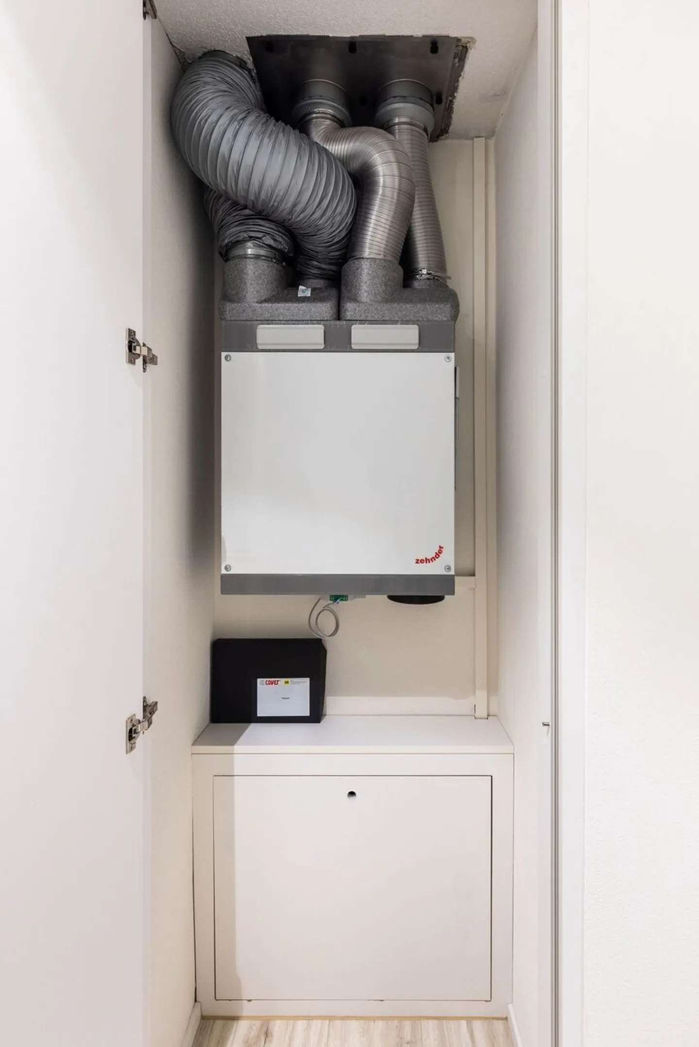 Appartement terrasse de 1,5 pièce, lumineux, moderne et de haute qualité, situé au calme au dernier étage, avec un jardin d'hiver de 9 m² offrant une vue dégagée à l'ouest (soleil du soir), 1 place de parking incluse et jardin commun avec protection visuelle complète - Photo 26 sur 98