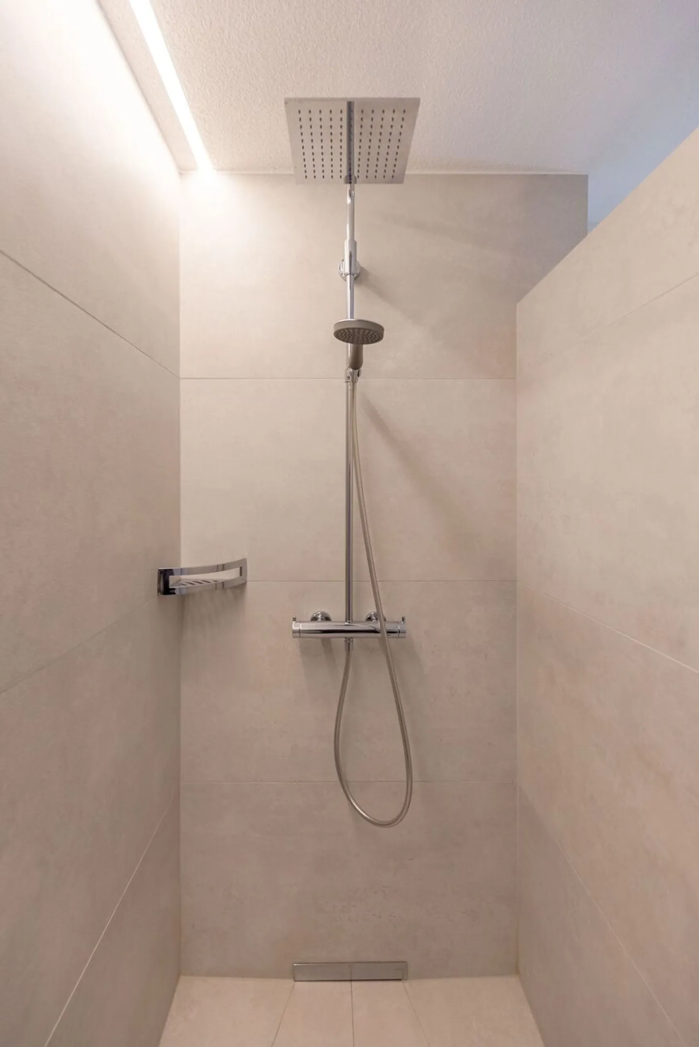 Appartement terrasse de 1,5 pièce, lumineux, moderne et de haute qualité, situé au calme au dernier étage, avec un jardin d'hiver de 9 m² offrant une vue dégagée à l'ouest (soleil du soir), 1 place de parking incluse et jardin commun avec protection visuelle complète - Photo 35 sur 98