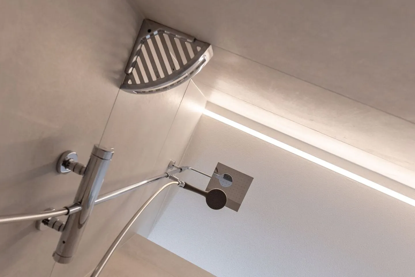 Appartement terrasse de 1,5 pièce, lumineux, moderne et de haute qualité, situé au calme au dernier étage, avec un jardin d'hiver de 9 m² offrant une vue dégagée à l'ouest (soleil du soir), 1 place de parking incluse et jardin commun avec protection visuelle complète - Photo 36 sur 98