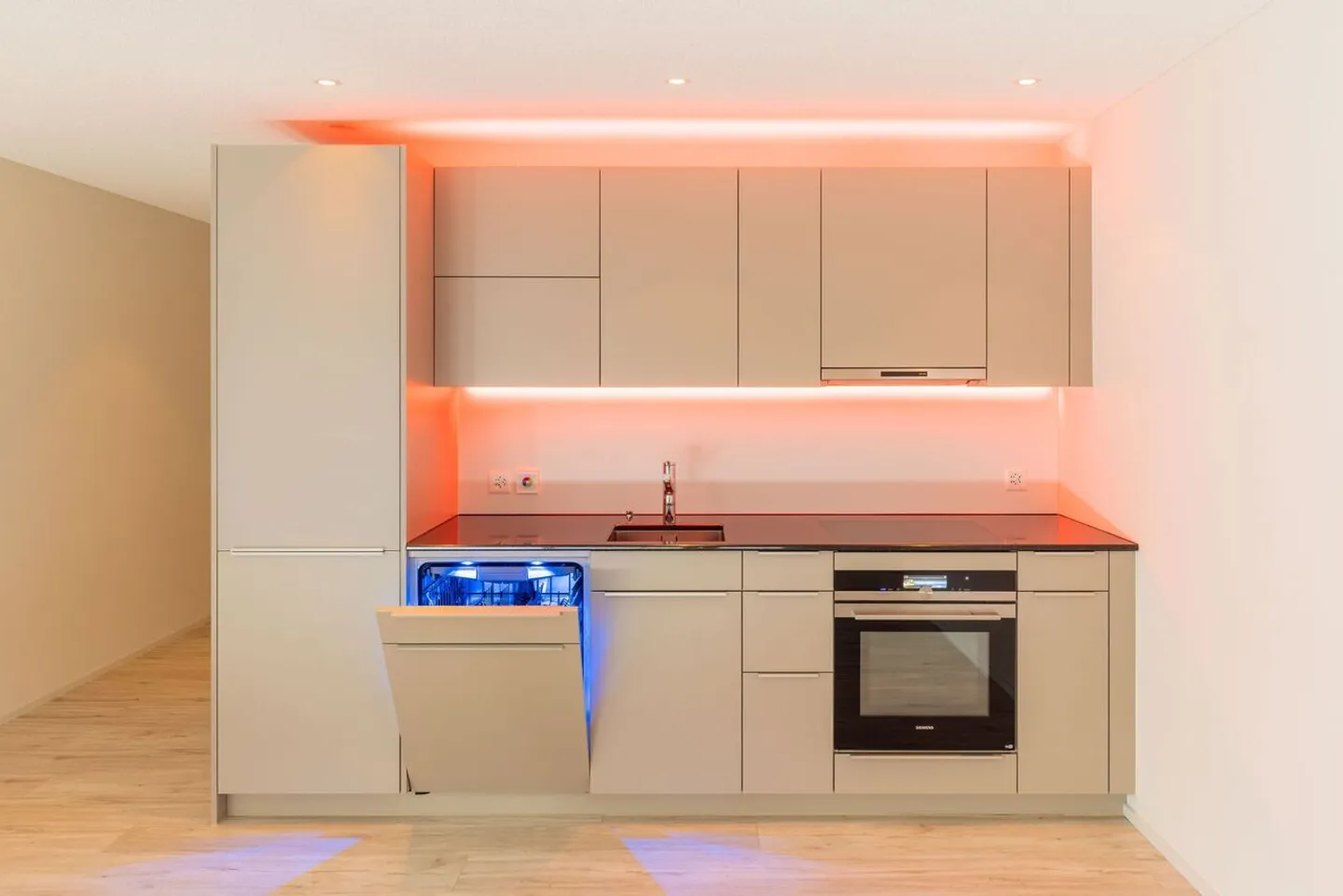 Appartement terrasse de 1,5 pièce, lumineux, moderne et de haute qualité, situé au calme au dernier étage, avec un jardin d'hiver de 9 m² offrant une vue dégagée à l'ouest (soleil du soir), 1 place de parking incluse et jardin commun avec protection visuelle complète - Photo 42 sur 98