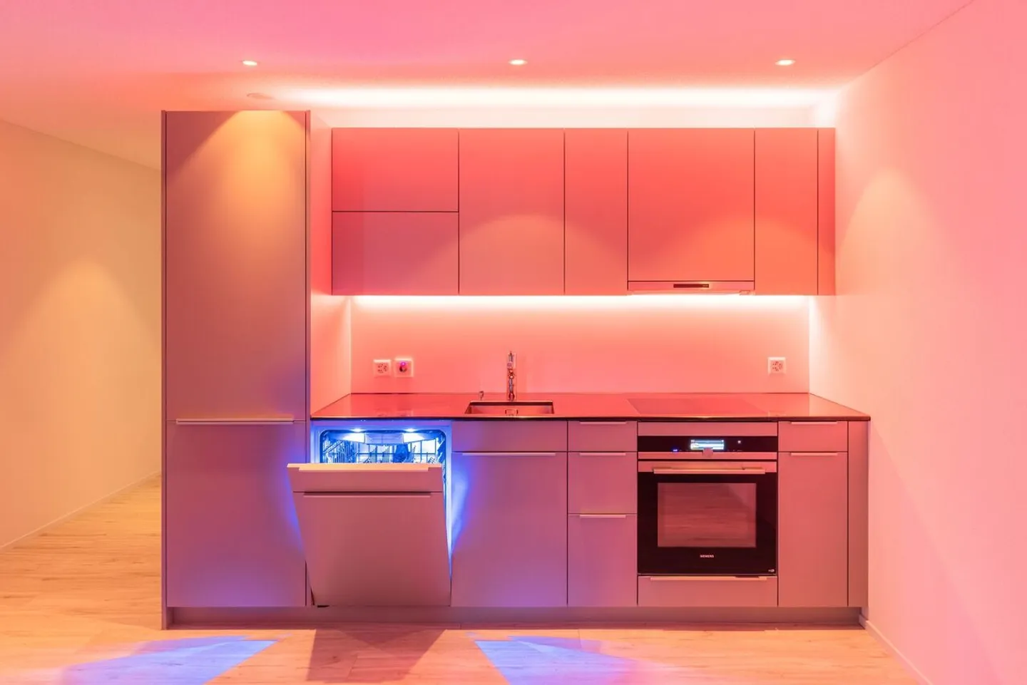 Appartement terrasse de 1,5 pièce, lumineux, moderne et de haute qualité, situé au calme au dernier étage, avec un jardin d'hiver de 9 m² offrant une vue dégagée à l'ouest (soleil du soir), 1 place de parking incluse et jardin commun avec protection visuelle complète - Photo 43 sur 98