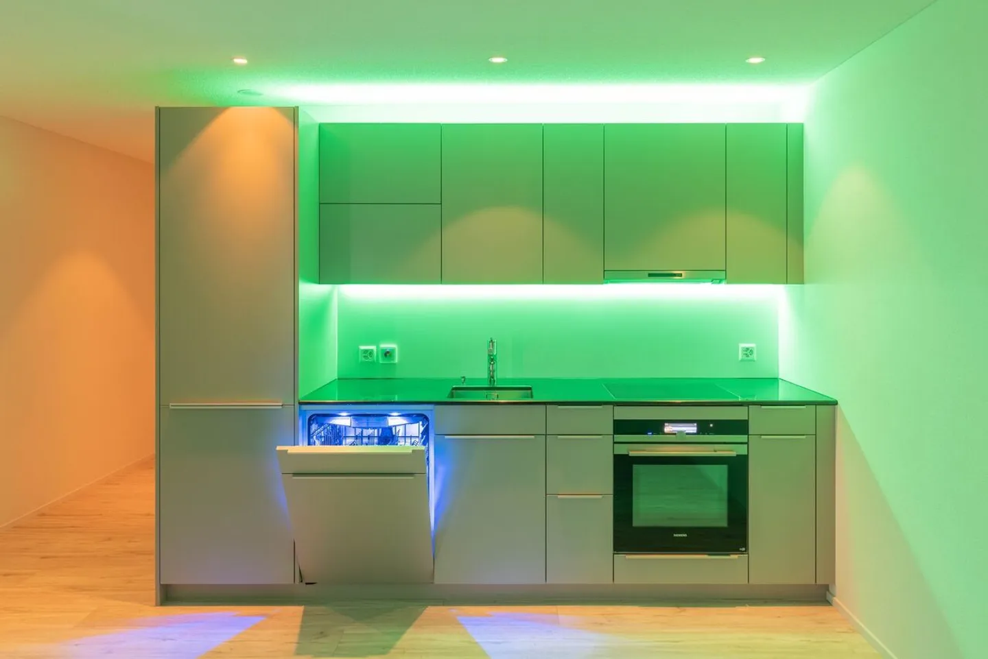 Appartement terrasse de 1,5 pièce, lumineux, moderne et de haute qualité, situé au calme au dernier étage, avec un jardin d'hiver de 9 m² offrant une vue dégagée à l'ouest (soleil du soir), 1 place de parking incluse et jardin commun avec protection visuelle complète - Photo 46 sur 98