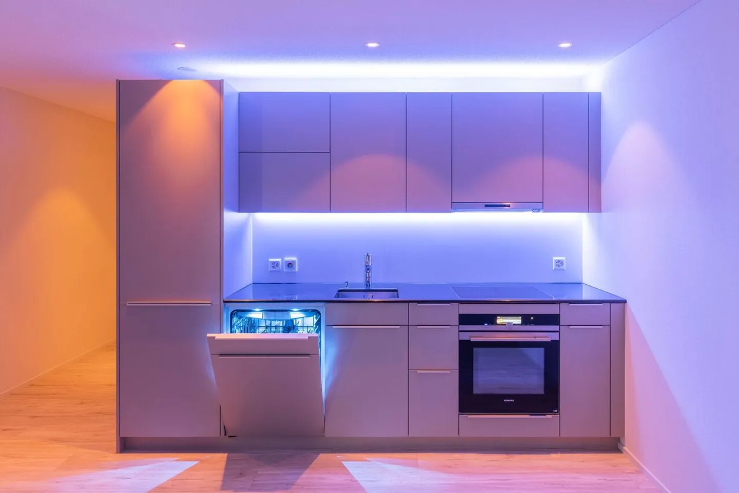 Appartement terrasse de 1,5 pièce, lumineux, moderne et de haute qualité, situé au calme au dernier étage, avec un jardin d'hiver de 9 m² offrant une vue dégagée à l'ouest (soleil du soir), 1 place de parking incluse et jardin commun avec protection visuelle complète - Photo 47 sur 98