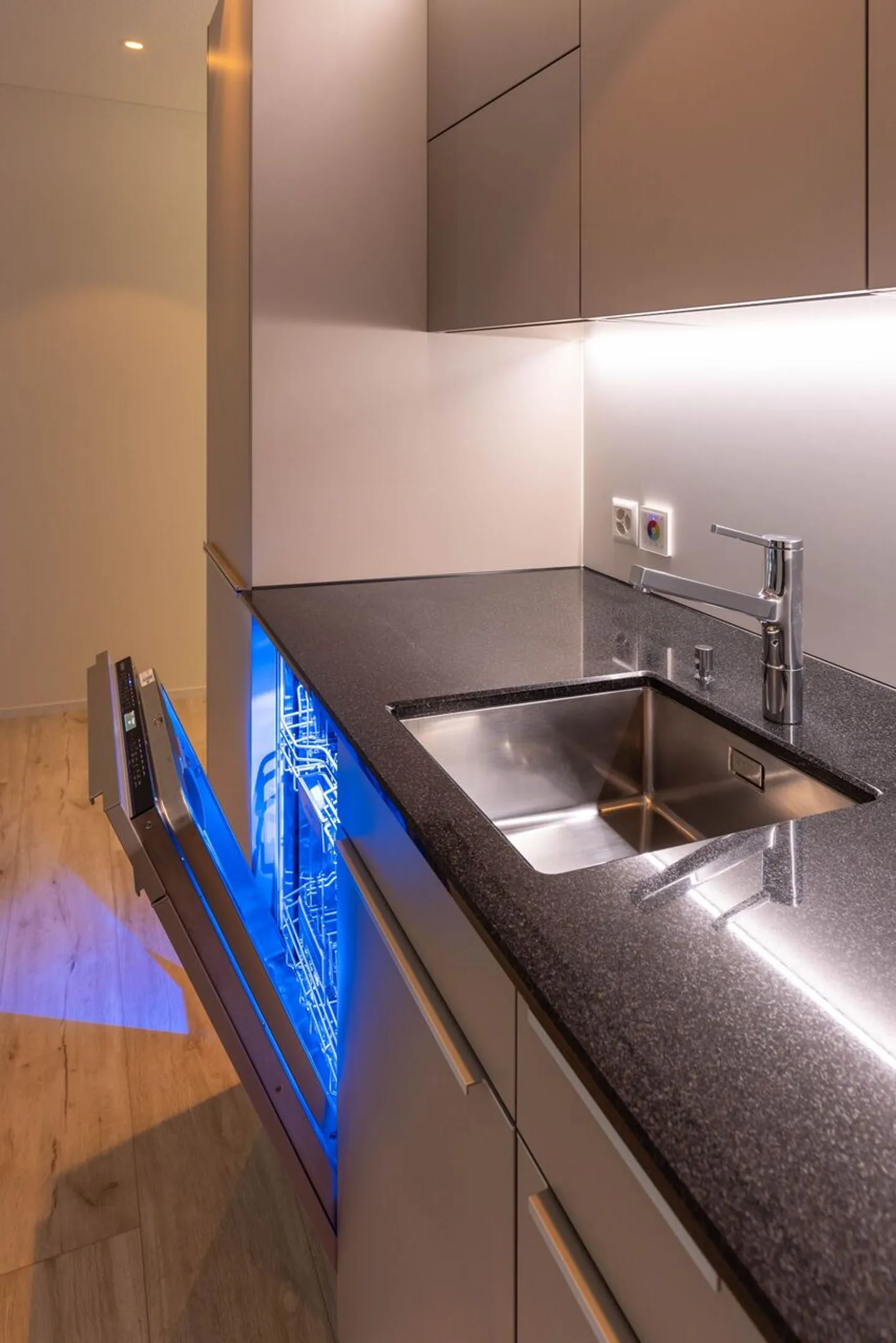 Appartement terrasse de 1,5 pièce, lumineux, moderne et de haute qualité, situé au calme au dernier étage, avec un jardin d'hiver de 9 m² offrant une vue dégagée à l'ouest (soleil du soir), 1 place de parking incluse et jardin commun avec protection visuelle complète - Photo 49 sur 98