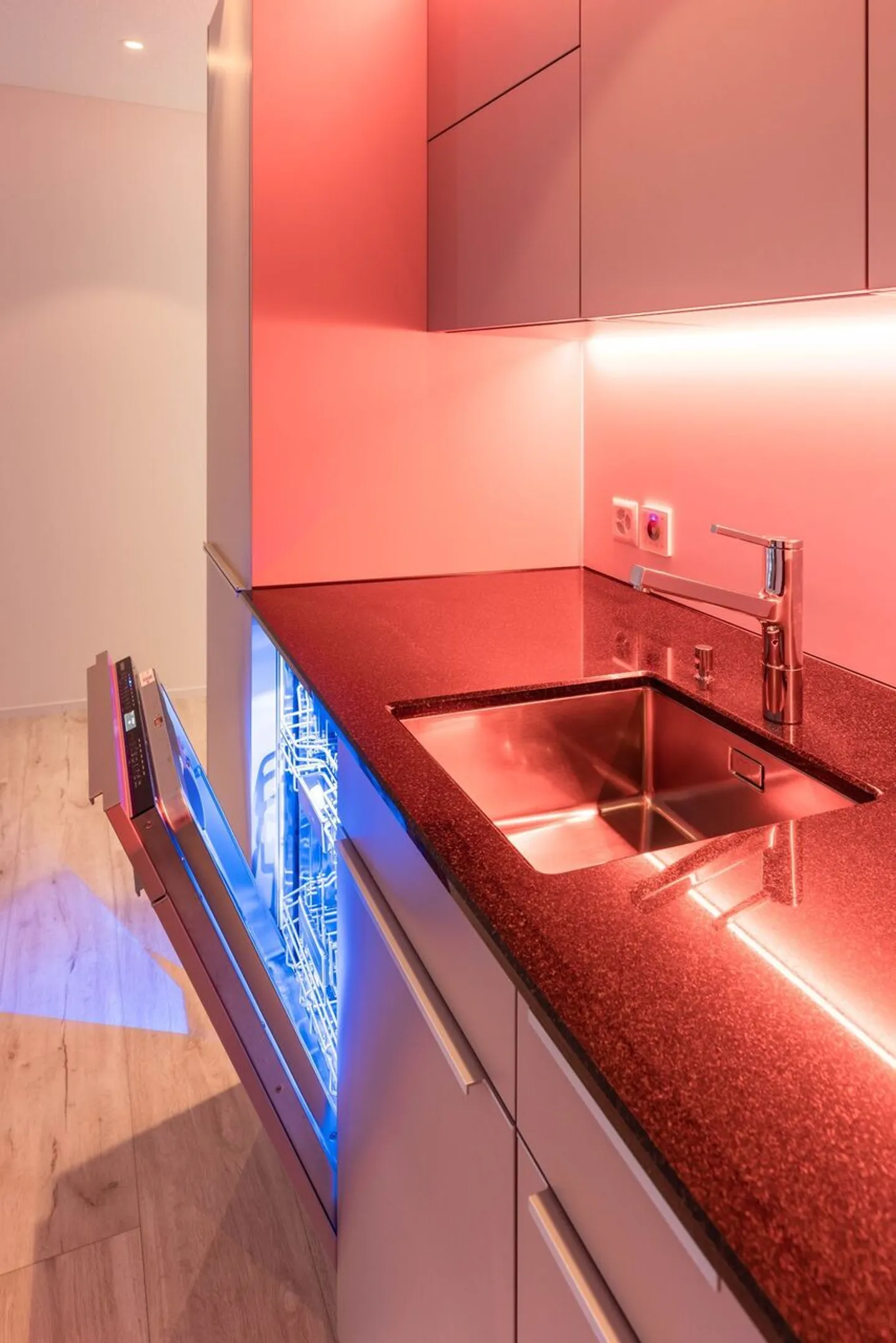 Appartement terrasse de 1,5 pièce, lumineux, moderne et de haute qualité, situé au calme au dernier étage, avec un jardin d'hiver de 9 m² offrant une vue dégagée à l'ouest (soleil du soir), 1 place de parking incluse et jardin commun avec protection visuelle complète - Photo 50 sur 98