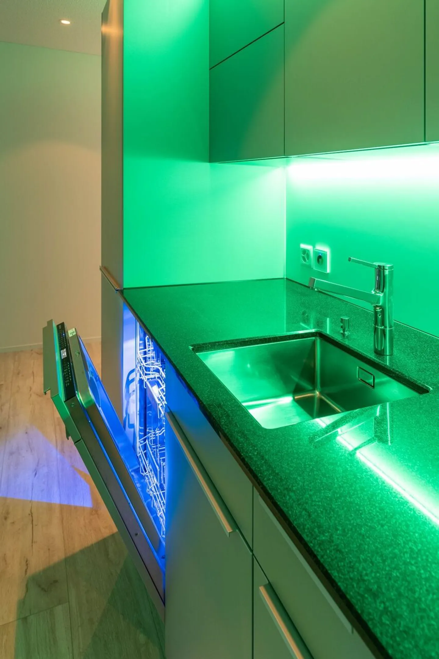 Appartement terrasse de 1,5 pièce, lumineux, moderne et de haute qualité, situé au calme au dernier étage, avec un jardin d'hiver de 9 m² offrant une vue dégagée à l'ouest (soleil du soir), 1 place de parking incluse et jardin commun avec protection visuelle complète - Photo 51 sur 98