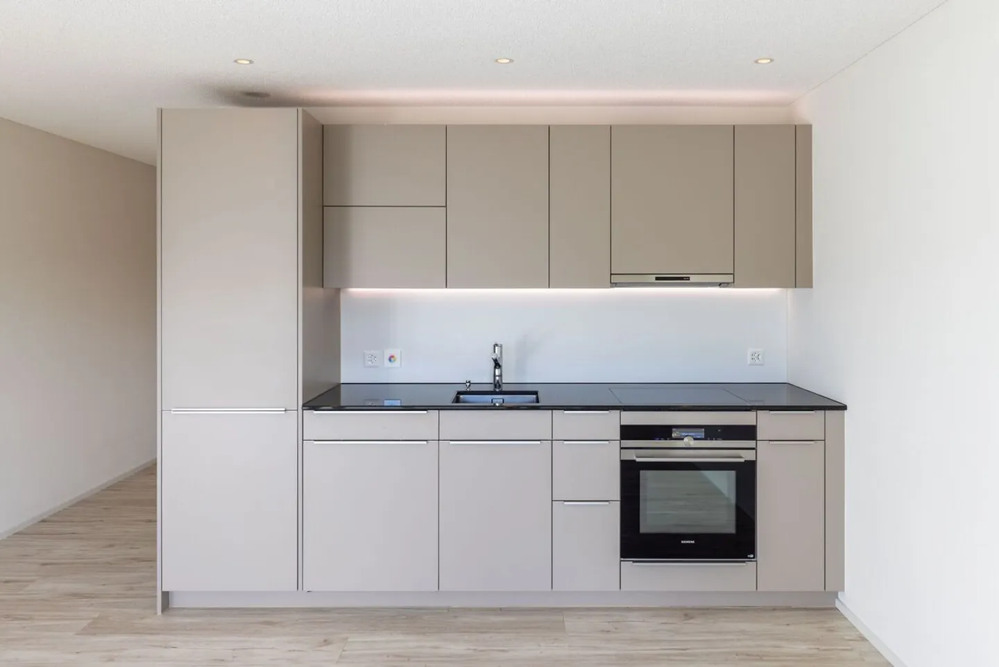 Appartement terrasse de 1,5 pièce, lumineux, moderne et de haute qualité, situé au calme au dernier étage, avec un jardin d'hiver de 9 m² offrant une vue dégagée à l'ouest (soleil du soir), 1 place de parking incluse et jardin commun avec protection visuelle complète - Photo 40 sur 98