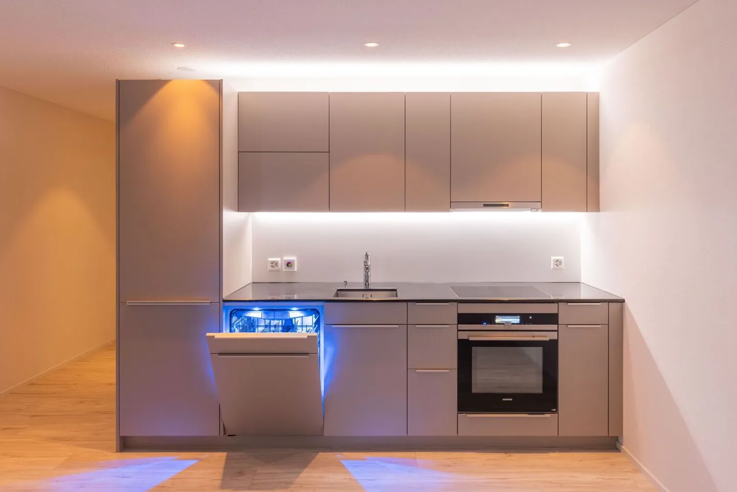 Appartement terrasse de 1,5 pièce, lumineux, moderne et de haute qualité, situé au calme au dernier étage, avec un jardin d'hiver de 9 m² offrant une vue dégagée à l'ouest (soleil du soir), 1 place de parking incluse et jardin commun avec protection visuelle complète - Photo 41 sur 98