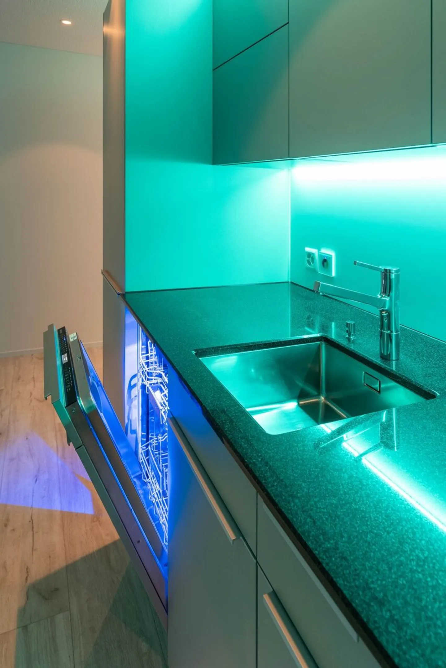 Appartement terrasse de 1,5 pièce, lumineux, moderne et de haute qualité, situé au calme au dernier étage, avec un jardin d'hiver de 9 m² offrant une vue dégagée à l'ouest (soleil du soir), 1 place de parking incluse et jardin commun avec protection visuelle complète - Photo 52 sur 98