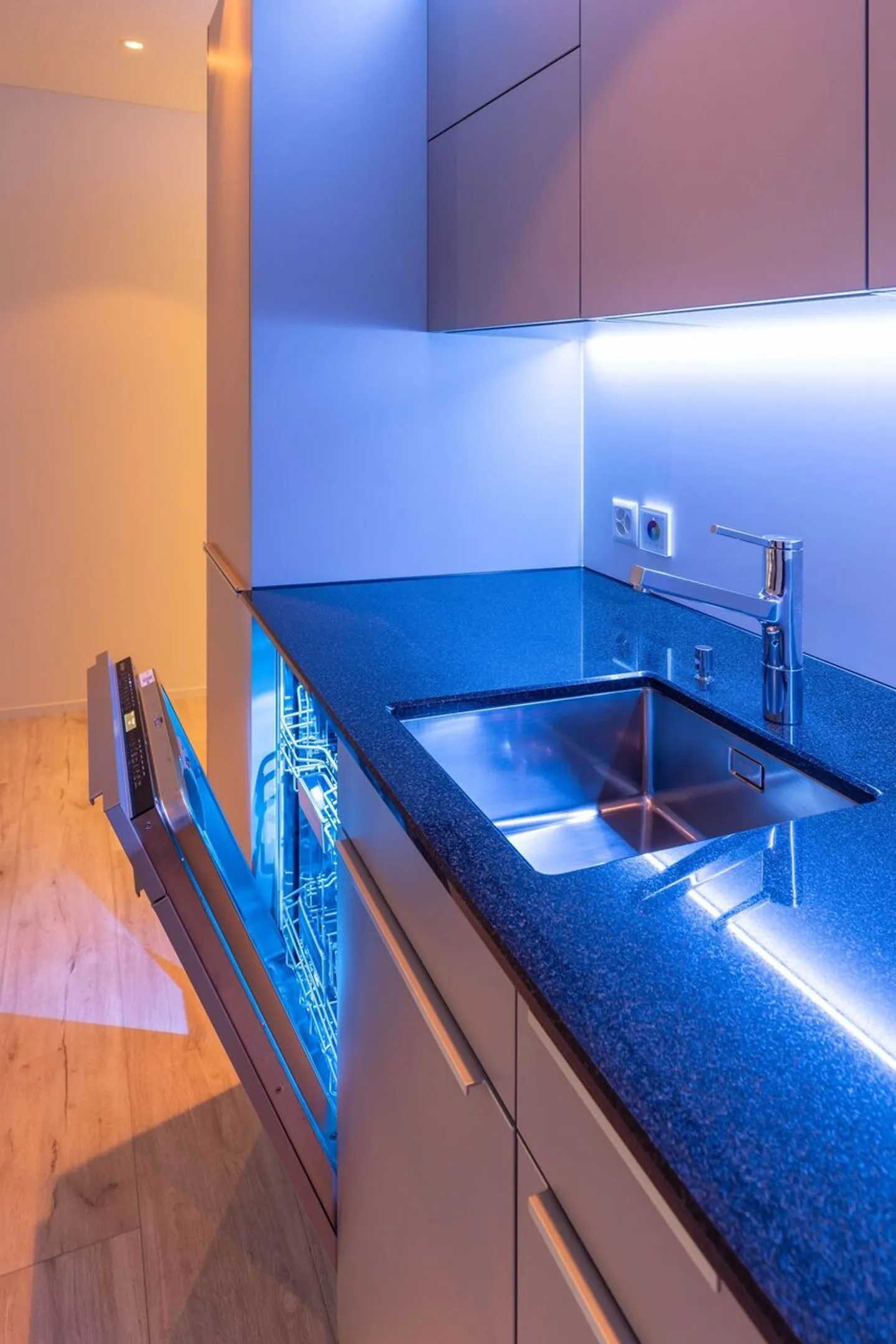 Appartement terrasse de 1,5 pièce, lumineux, moderne et de haute qualité, situé au calme au dernier étage, avec un jardin d'hiver de 9 m² offrant une vue dégagée à l'ouest (soleil du soir), 1 place de parking incluse et jardin commun avec protection visuelle complète - Photo 53 sur 98