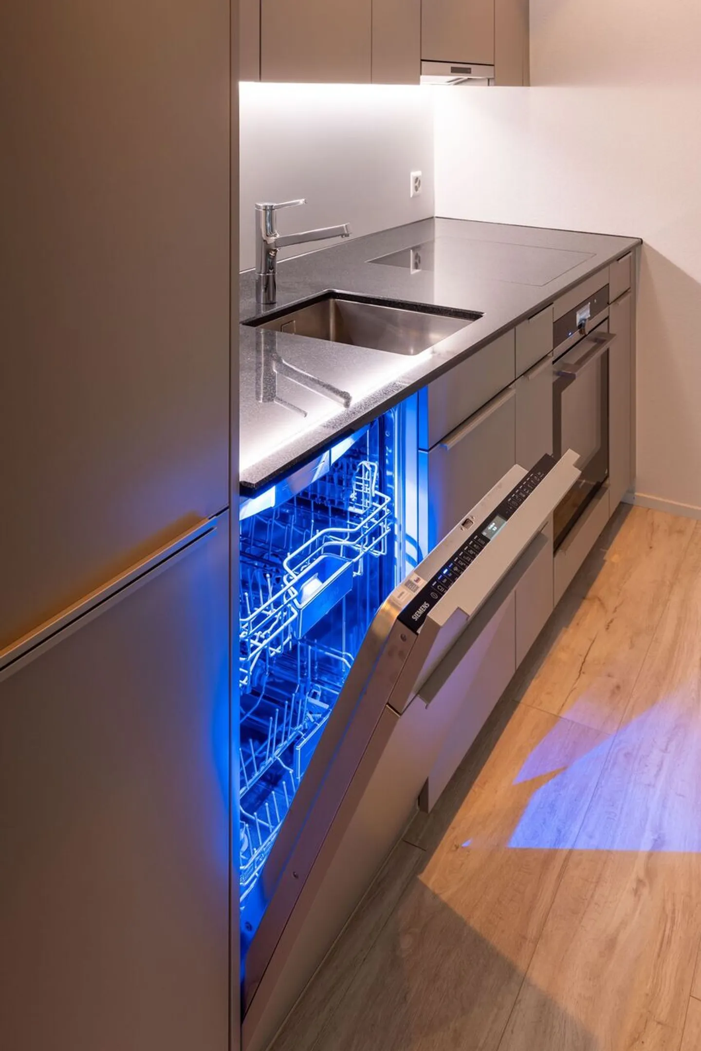 Appartement terrasse de 1,5 pièce, lumineux, moderne et de haute qualité, situé au calme au dernier étage, avec un jardin d'hiver de 9 m² offrant une vue dégagée à l'ouest (soleil du soir), 1 place de parking incluse et jardin commun avec protection visuelle complète - Photo 55 sur 98