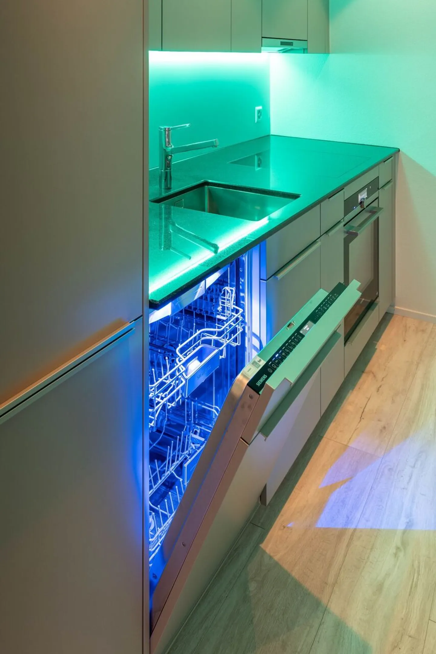 Appartement terrasse de 1,5 pièce, lumineux, moderne et de haute qualité, situé au calme au dernier étage, avec un jardin d'hiver de 9 m² offrant une vue dégagée à l'ouest (soleil du soir), 1 place de parking incluse et jardin commun avec protection visuelle complète - Photo 57 sur 98