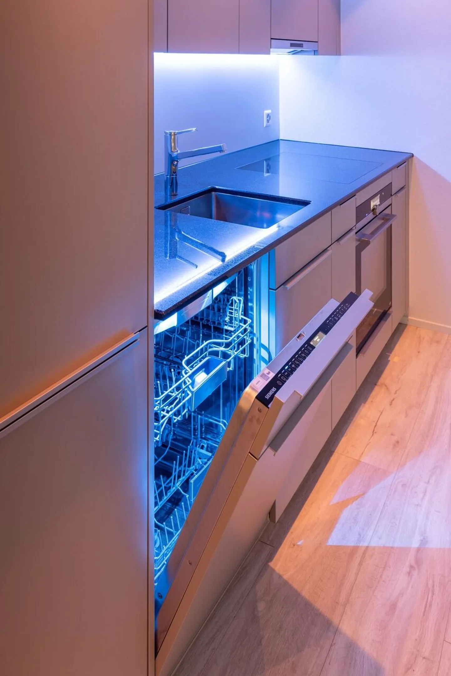 Appartement terrasse de 1,5 pièce, lumineux, moderne et de haute qualité, situé au calme au dernier étage, avec un jardin d'hiver de 9 m² offrant une vue dégagée à l'ouest (soleil du soir), 1 place de parking incluse et jardin commun avec protection visuelle complète - Photo 59 sur 98