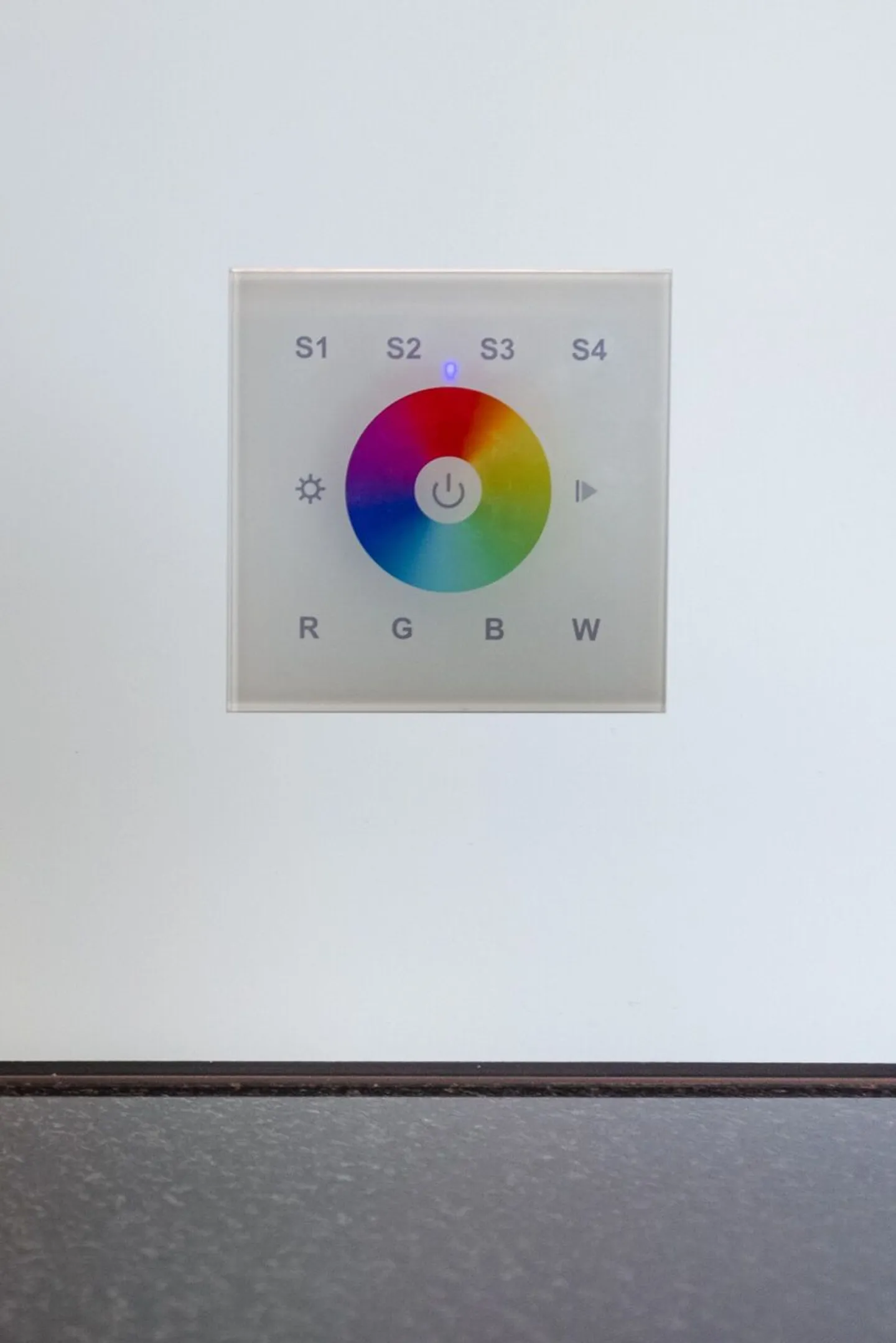 Appartement terrasse de 1,5 pièce, lumineux, moderne et de haute qualité, situé au calme au dernier étage, avec un jardin d'hiver de 9 m² offrant une vue dégagée à l'ouest (soleil du soir), 1 place de parking incluse et jardin commun avec protection visuelle complète - Photo 67 sur 98