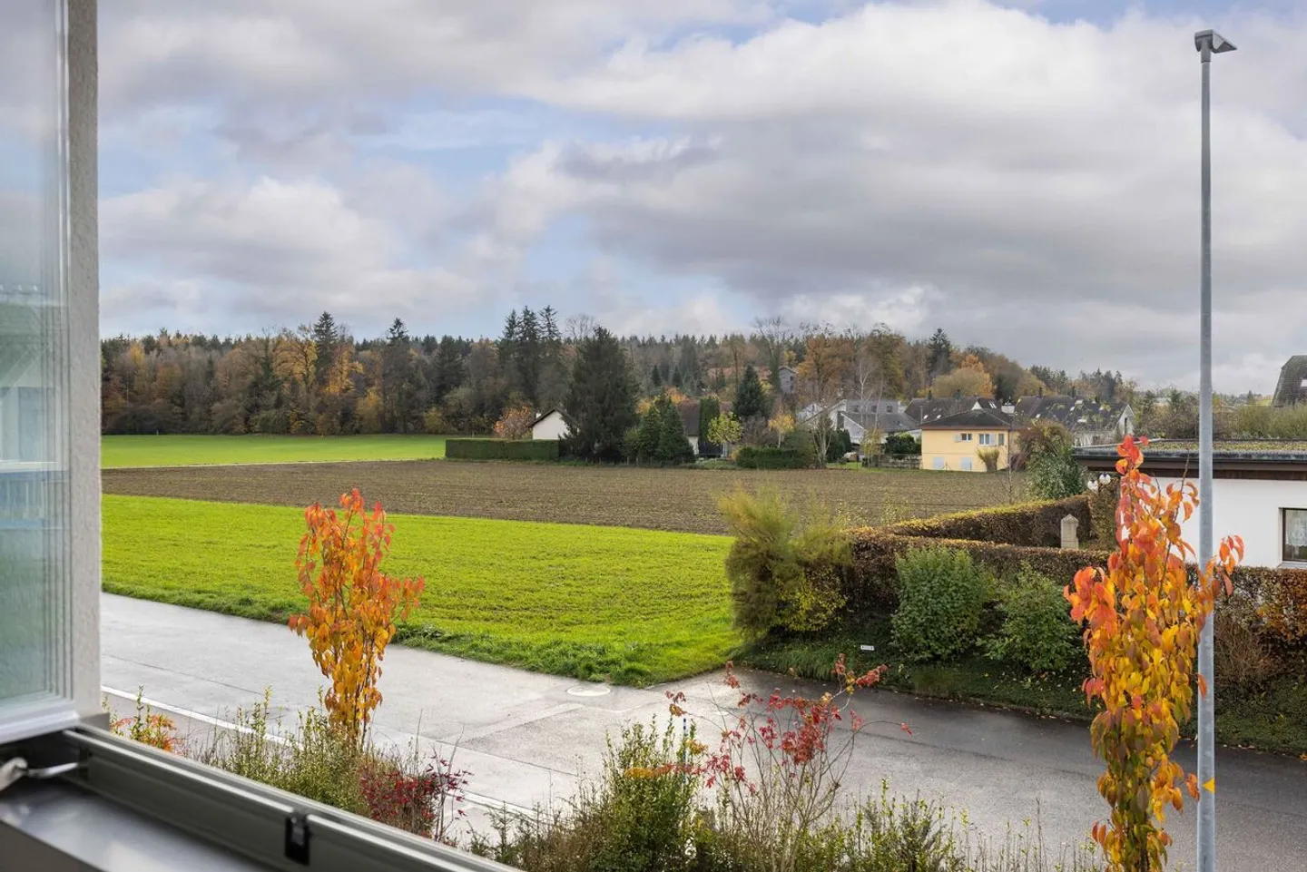Appartement terrasse de 1,5 pièce, lumineux, moderne et de haute qualité, situé au calme au dernier étage, avec un jardin d'hiver de 9 m² offrant une vue dégagée à l'ouest (soleil du soir), 1 place de parking incluse et jardin commun avec protection visuelle complète - Photo 72 sur 98