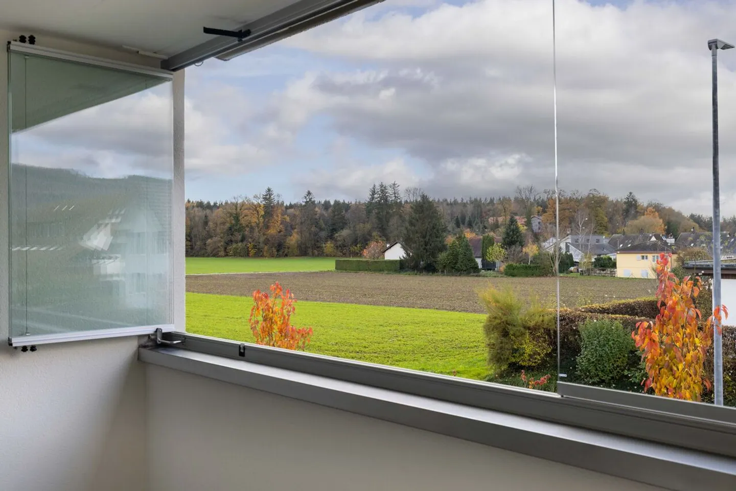 Appartement terrasse de 1,5 pièce, lumineux, moderne et de haute qualité, situé au calme au dernier étage, avec un jardin d'hiver de 9 m² offrant une vue dégagée à l'ouest (soleil du soir), 1 place de parking incluse et jardin commun avec protection visuelle complète - Photo 71 sur 98