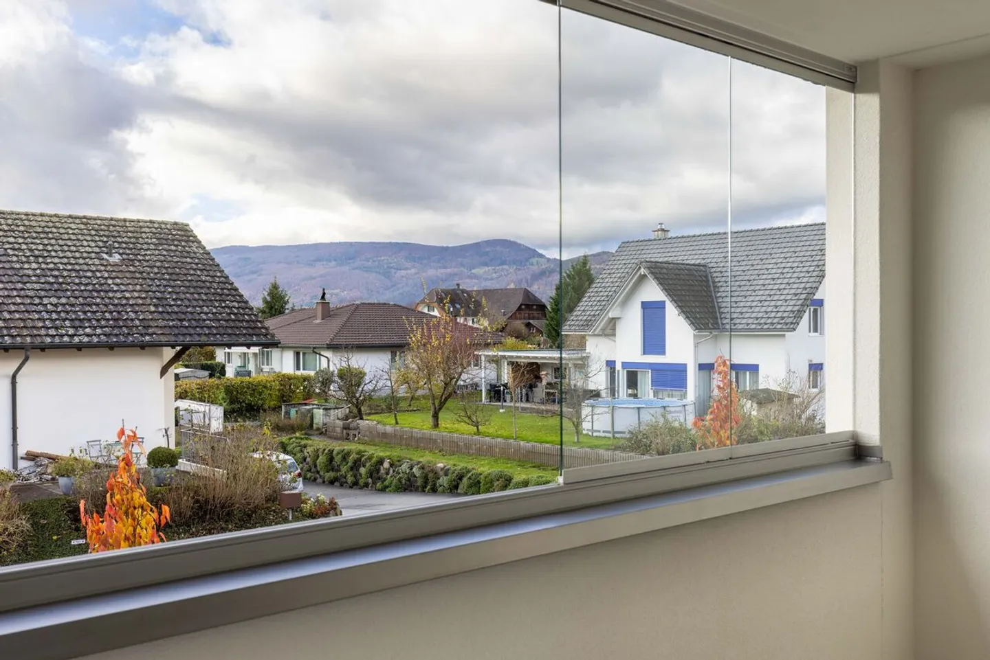 Appartement terrasse de 1,5 pièce, lumineux, moderne et de haute qualité, situé au calme au dernier étage, avec un jardin d'hiver de 9 m² offrant une vue dégagée à l'ouest (soleil du soir), 1 place de parking incluse et jardin commun avec protection visuelle complète - Photo 74 sur 98