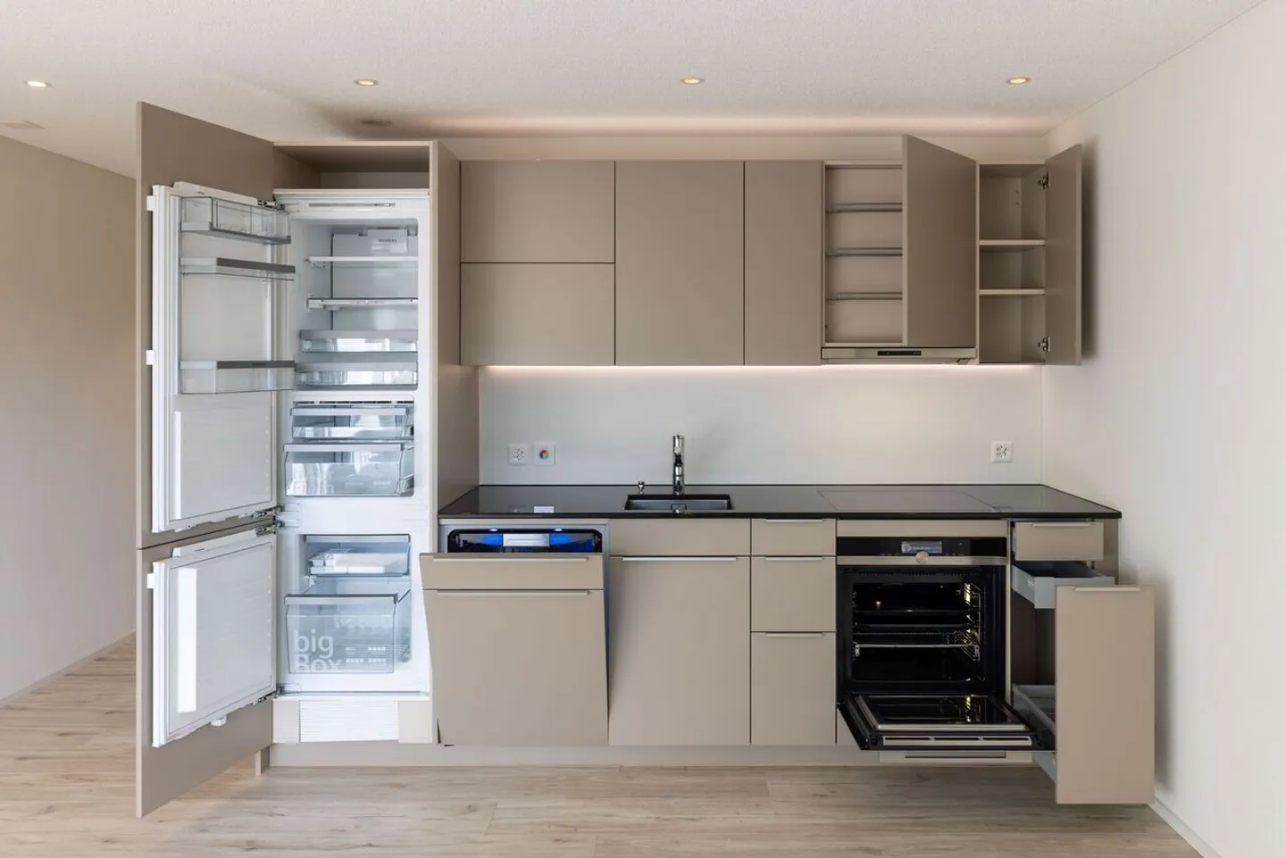 Appartement terrasse de 1,5 pièce, lumineux, moderne et de haute qualité, situé au calme au dernier étage, avec un jardin d'hiver de 9 m² offrant une vue dégagée à l'ouest (soleil du soir), 1 place de parking incluse et jardin commun avec protection visuelle complète - Photo 65 sur 98