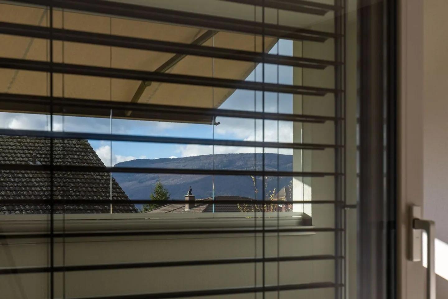 Appartement terrasse de 1,5 pièce, lumineux, moderne et de haute qualité, situé au calme au dernier étage, avec un jardin d'hiver de 9 m² offrant une vue dégagée à l'ouest (soleil du soir), 1 place de parking incluse et jardin commun avec protection visuelle complète - Photo 77 sur 98