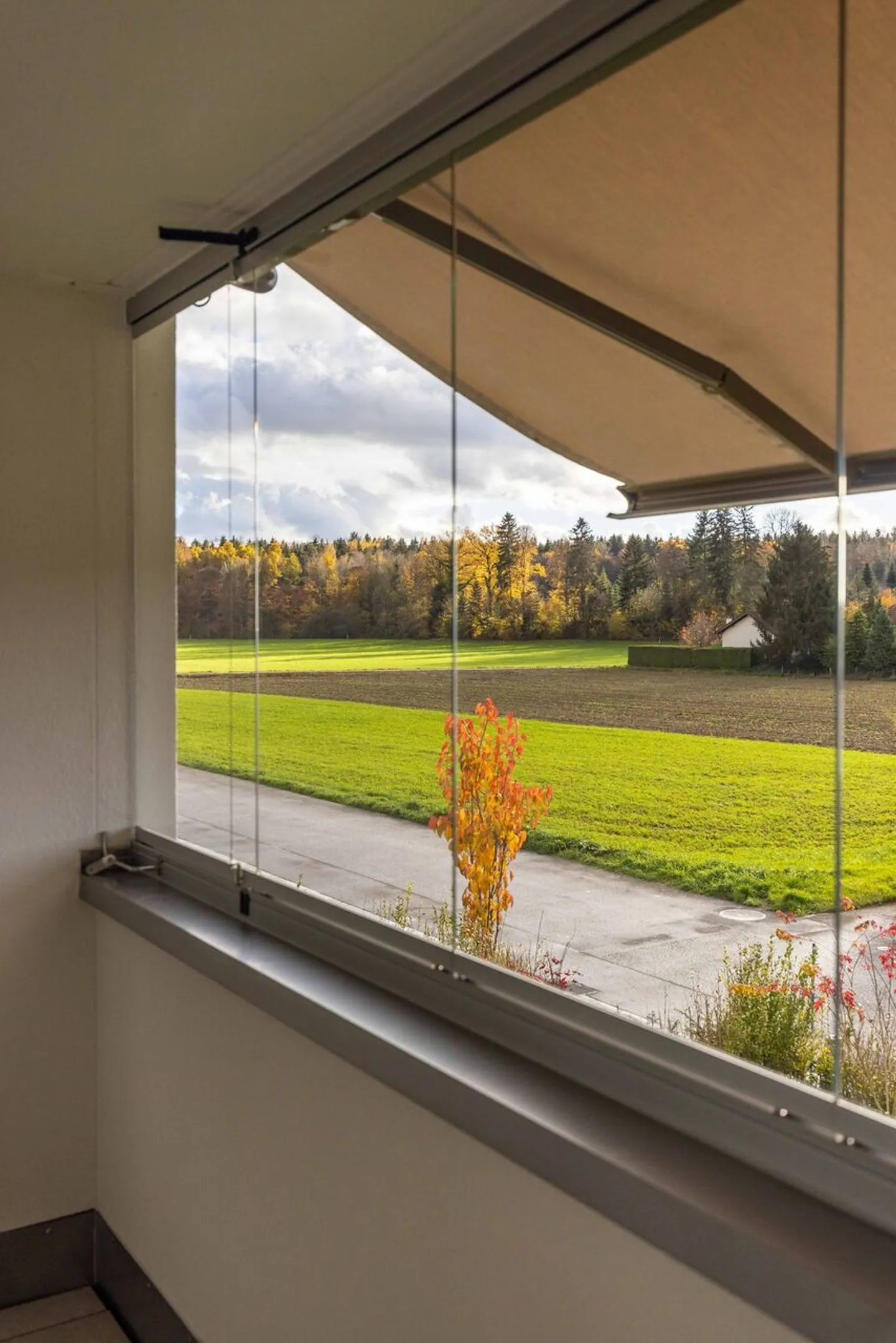 Appartement terrasse de 1,5 pièce, lumineux, moderne et de haute qualité, situé au calme au dernier étage, avec un jardin d'hiver de 9 m² offrant une vue dégagée à l'ouest (soleil du soir), 1 place de parking incluse et jardin commun avec protection visuelle complète - Photo 78 sur 98