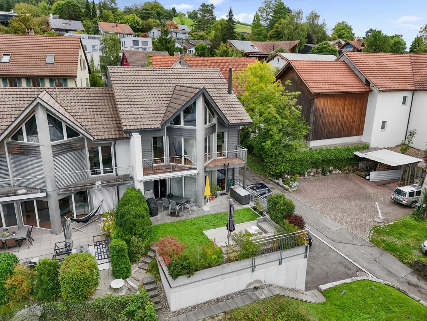 Spacious 5.5-Room Semi-Detached House with 237m2 Living Space - Photo 1 of 13