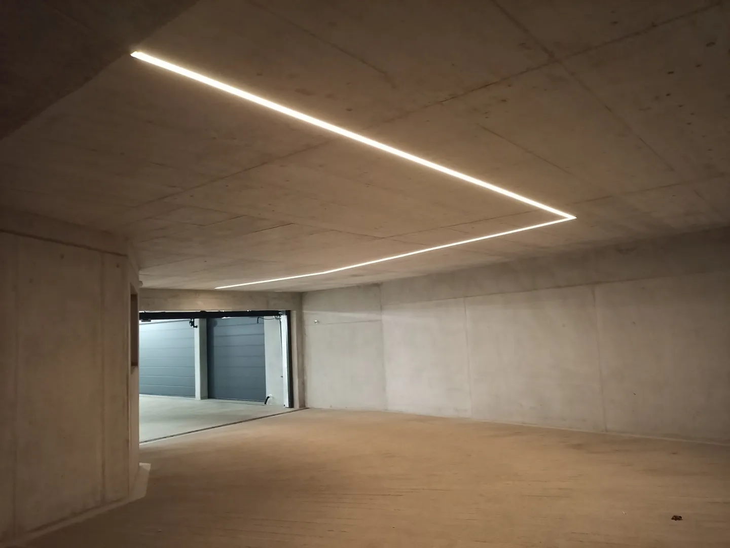 Appartement terrasse de 1,5 pièce, lumineux, moderne et de haute qualité, situé au calme au dernier étage, avec un jardin d'hiver de 9 m² offrant une vue dégagée à l'ouest (soleil du soir), 1 place de parking incluse et jardin commun avec protection visuelle complète - Photo 84 sur 98