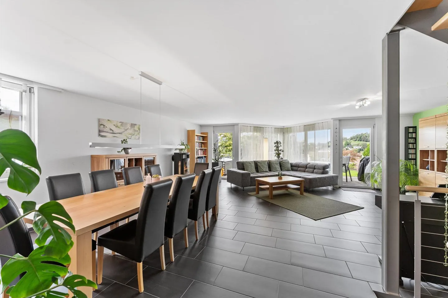 Spacious 5.5-Room Semi-Detached House with 237m2 Living Space - Photo 2 of 13