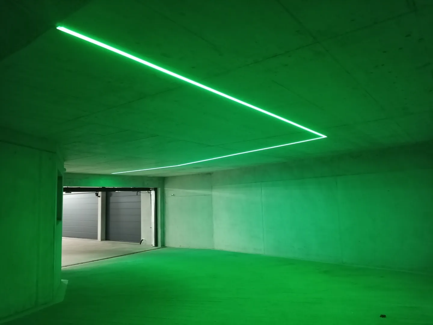 Appartement terrasse de 1,5 pièce, lumineux, moderne et de haute qualité, situé au calme au dernier étage, avec un jardin d'hiver de 9 m² offrant une vue dégagée à l'ouest (soleil du soir), 1 place de parking incluse et jardin commun avec protection visuelle complète - Photo 88 sur 98