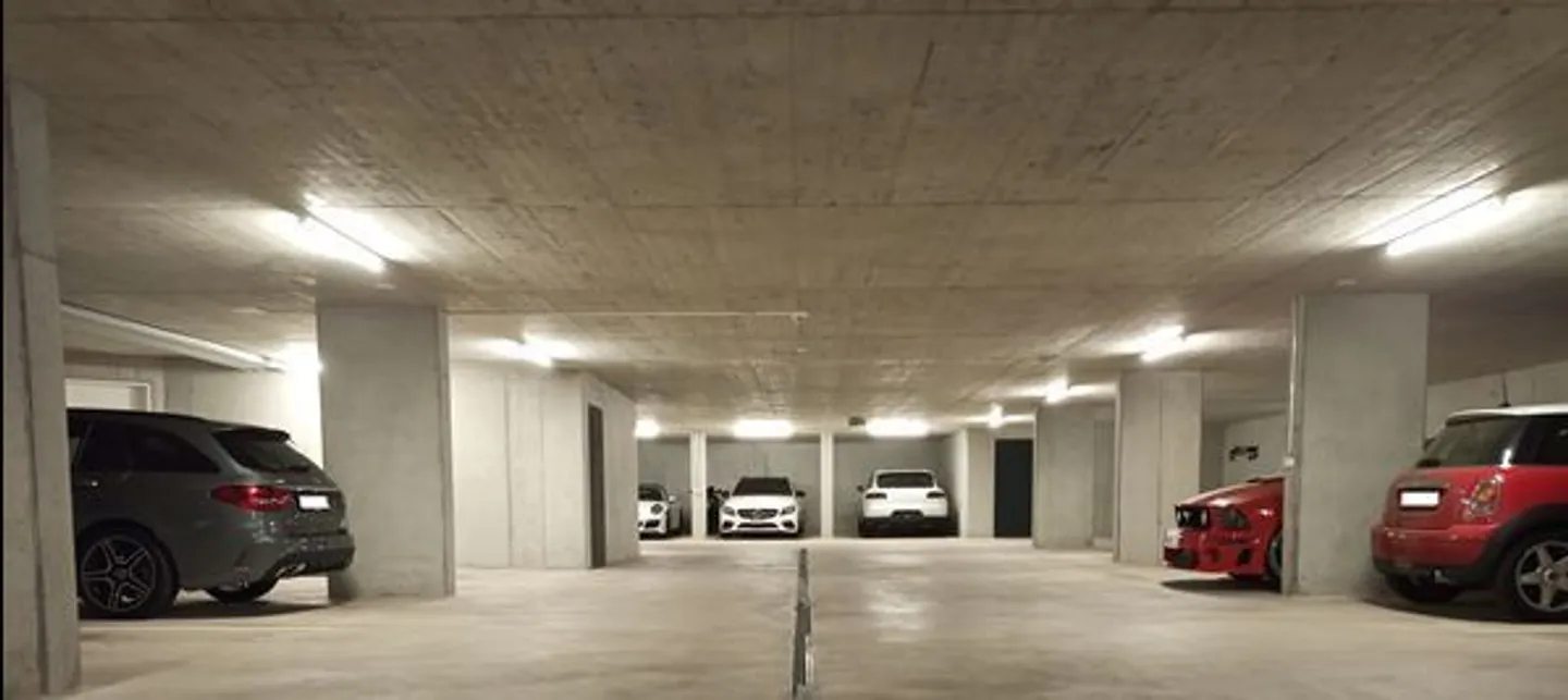 Appartement terrasse de 1,5 pièce, lumineux, moderne et de haute qualité, situé au calme au dernier étage, avec un jardin d'hiver de 9 m² offrant une vue dégagée à l'ouest (soleil du soir), 1 place de parking incluse et jardin commun avec protection visuelle complète - Photo 92 sur 98