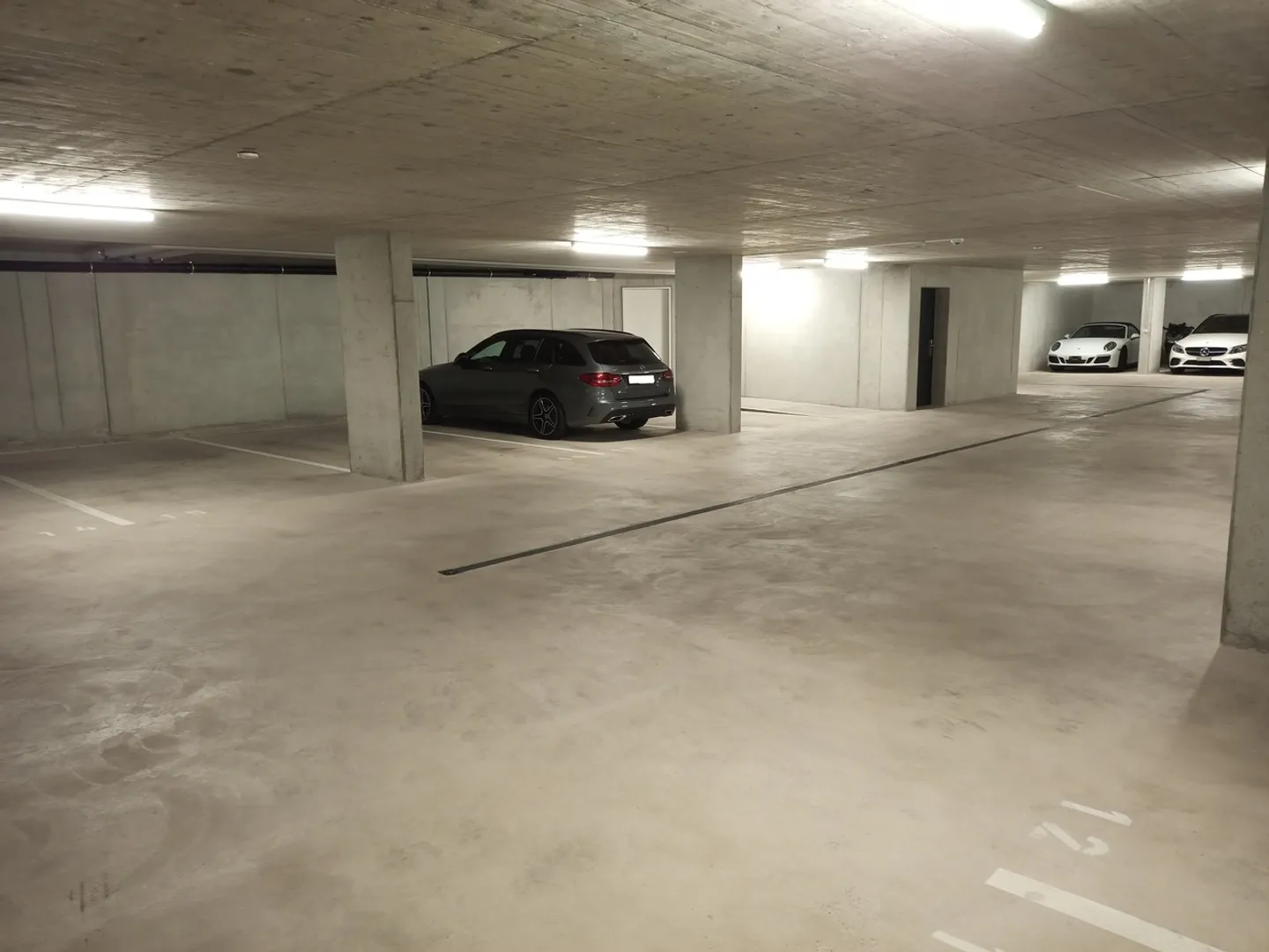 Appartement terrasse de 1,5 pièce, lumineux, moderne et de haute qualité, situé au calme au dernier étage, avec un jardin d'hiver de 9 m² offrant une vue dégagée à l'ouest (soleil du soir), 1 place de parking incluse et jardin commun avec protection visuelle complète - Photo 93 sur 98