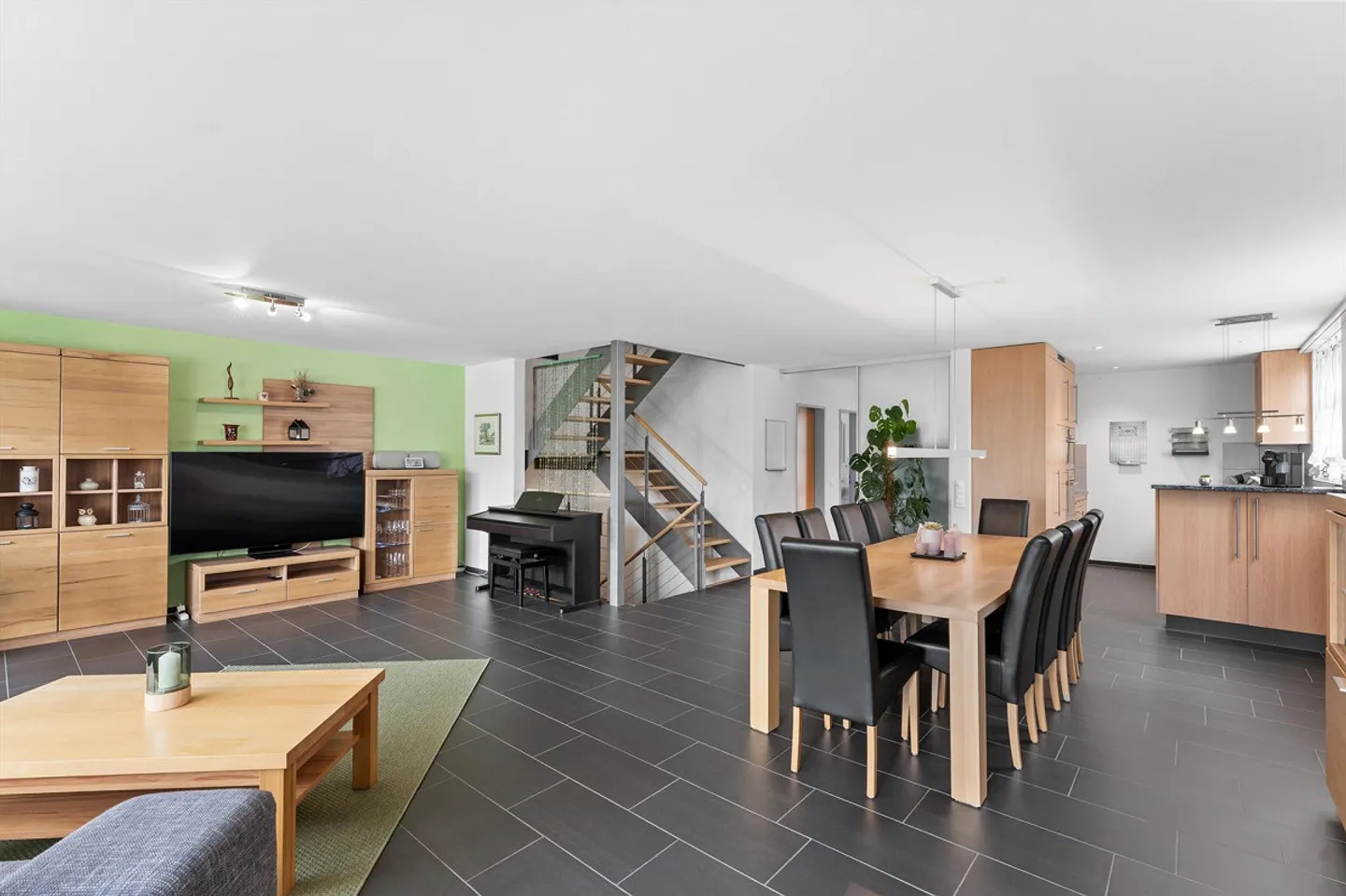 Spacious 5.5-Room Semi-Detached House with 237m2 Living Space - Photo 6 of 13