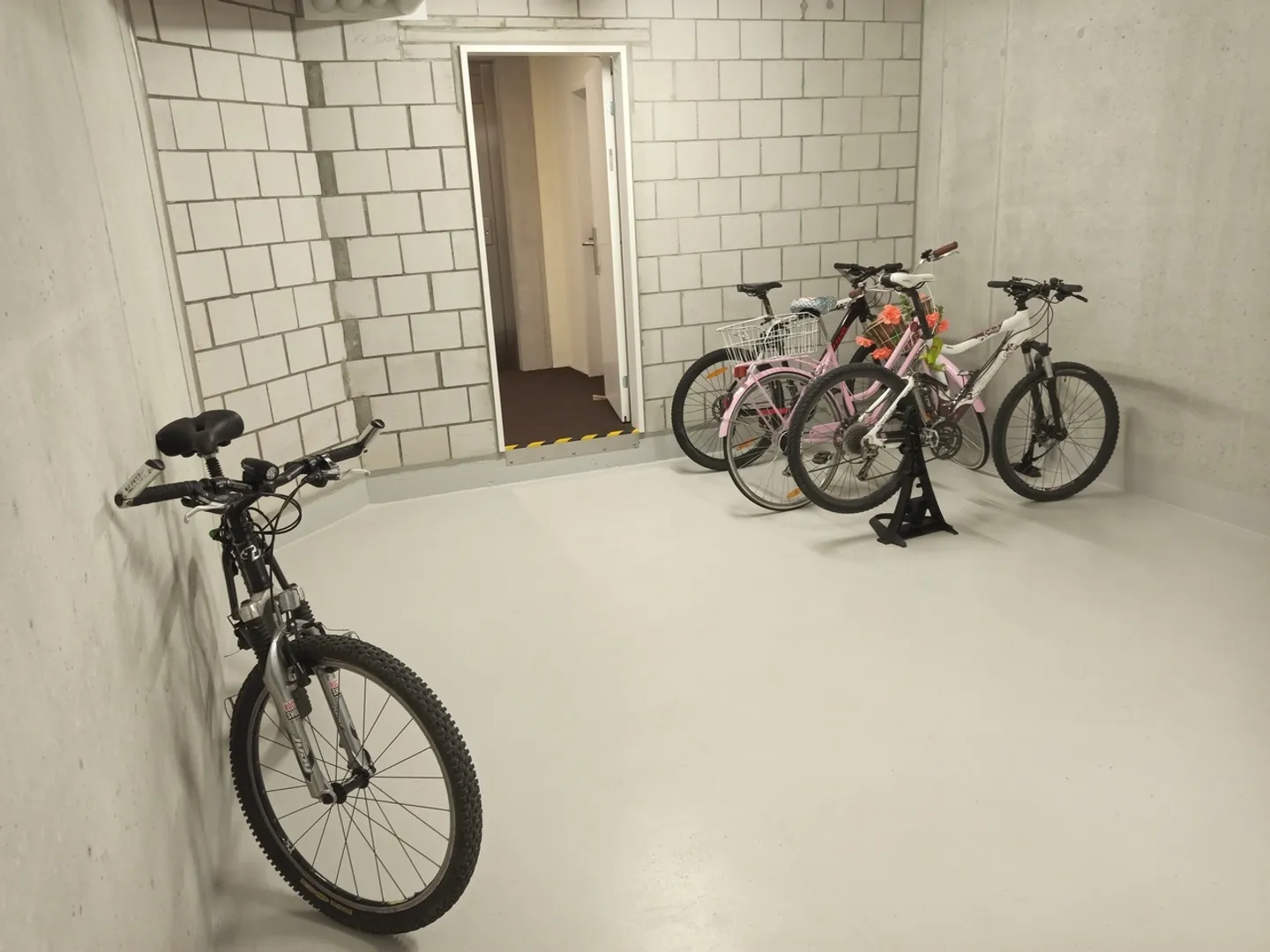 Appartement terrasse de 1,5 pièce, lumineux, moderne et de haute qualité, situé au calme au dernier étage, avec un jardin d'hiver de 9 m² offrant une vue dégagée à l'ouest (soleil du soir), 1 place de parking incluse et jardin commun avec protection visuelle complète - Photo 96 sur 98