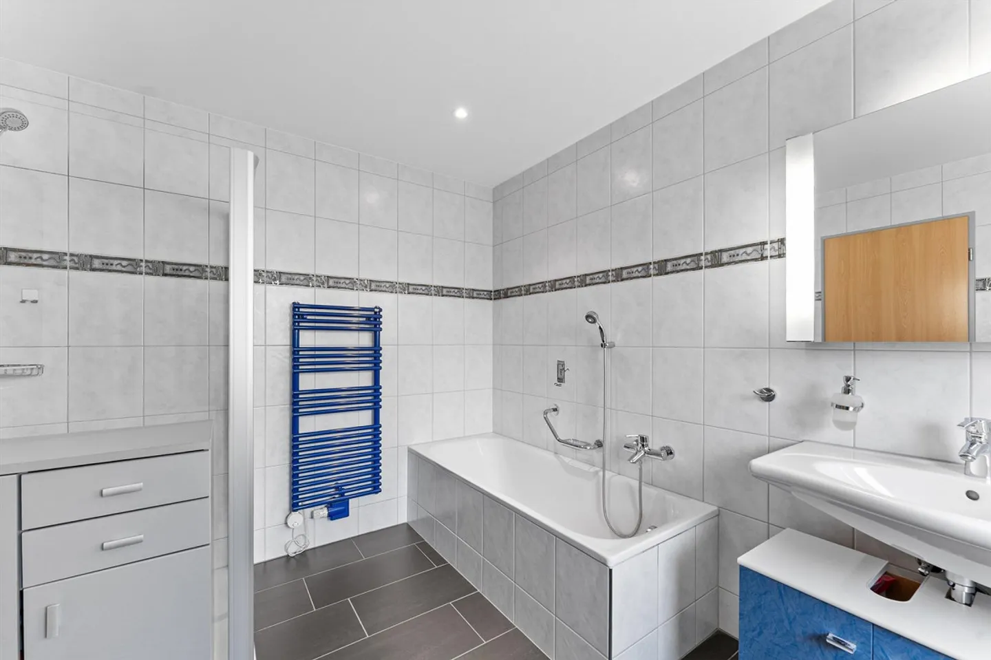 Spacious 5.5-Room Semi-Detached House with 237m2 Living Space - Photo 11 of 13