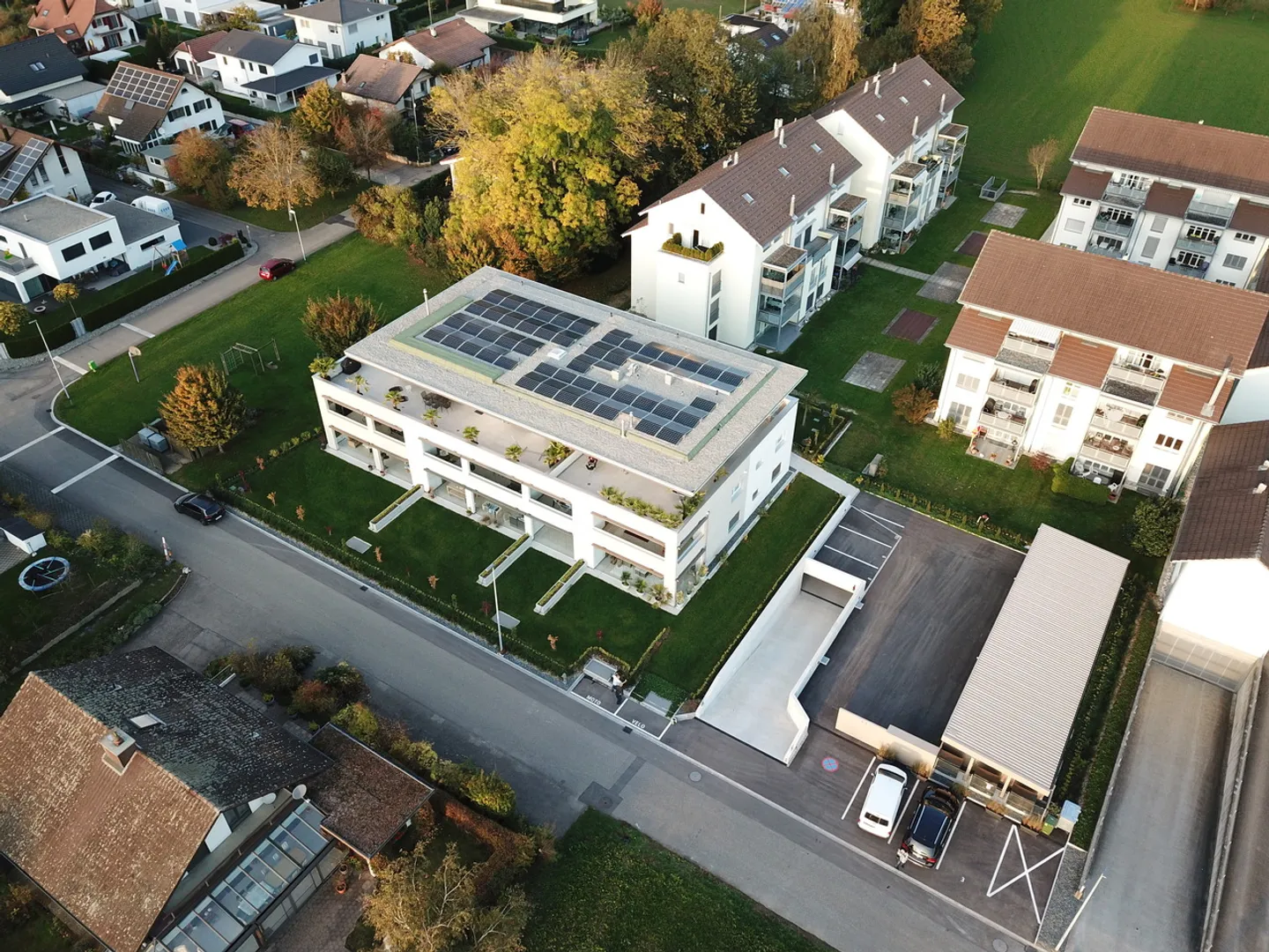 Appartement terrasse de 1,5 pièce, lumineux, moderne et de haute qualité, situé au calme au dernier étage, avec un jardin d'hiver de 9 m² offrant une vue dégagée à l'ouest (soleil du soir), 1 place de parking incluse et jardin commun avec protection visuelle complète - Photo 97 sur 98