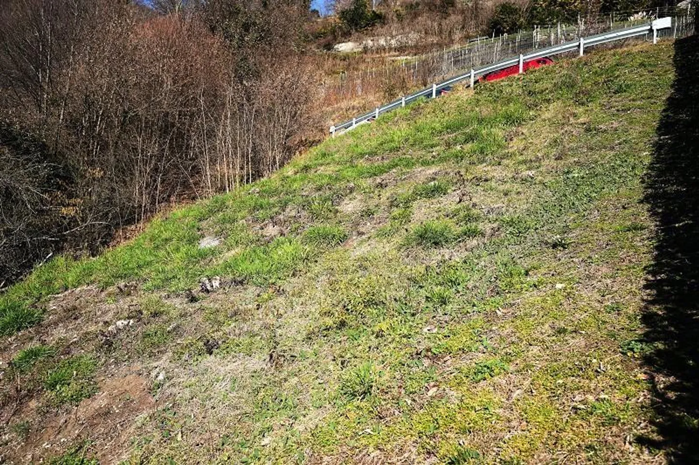 Terrain de construction de 423 m2, dont 323 m2 dans la zone de construction avec belle vue sur le lac... - Photo 3 sur 11