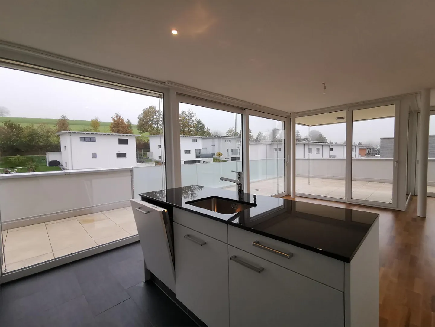 Moderne Attikawohnung mit grosser Terrasse - Foto 6 von 12