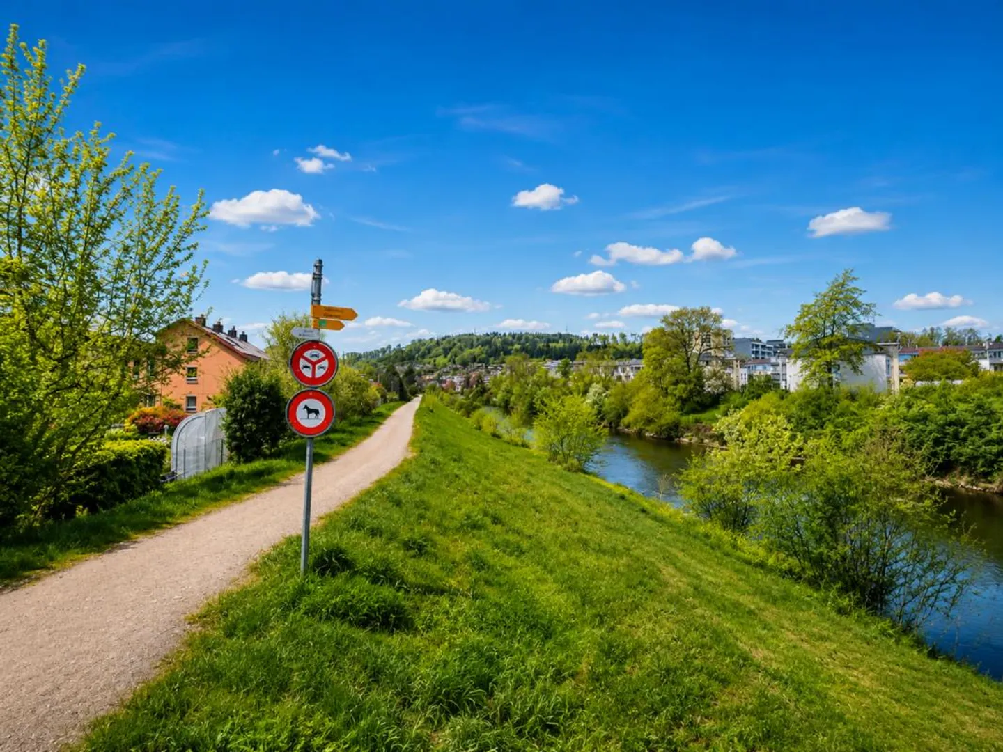 Geräumige Wohnung mit Balkon - Foto 1 von 10