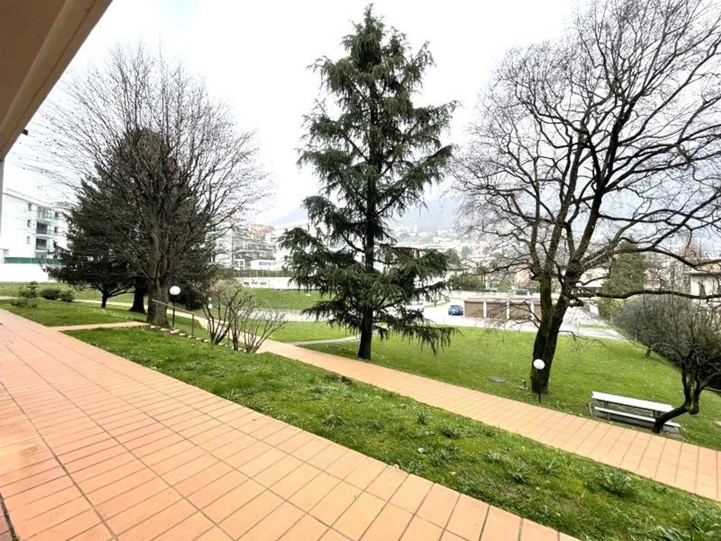 HELLER DUPLEX MIT 4,5 ZIMMERN, BALKONEN UND OFFENEM BLICK AUF DIE UMGEBENDEN HÜGEL. - Foto 13 von 13