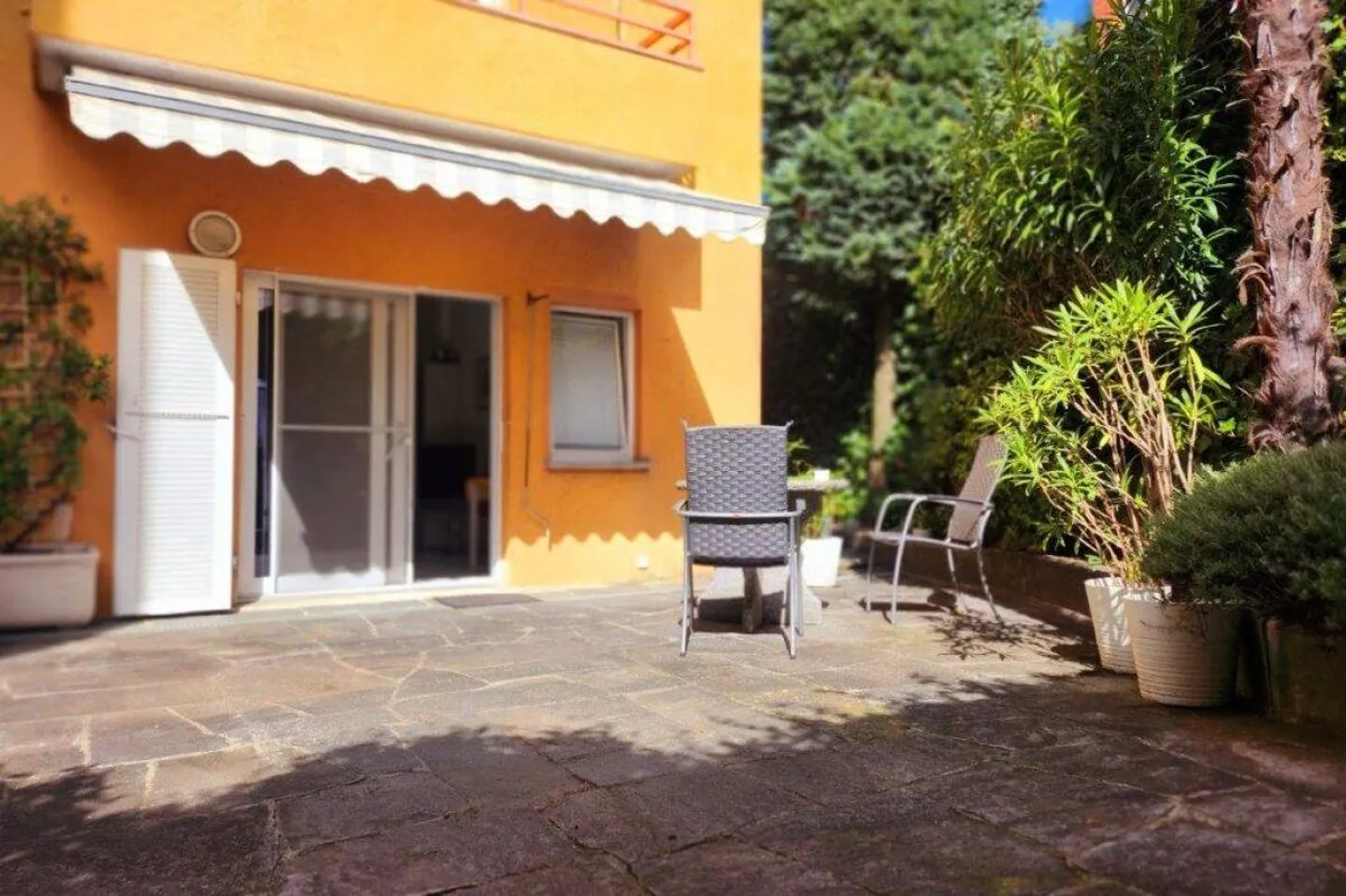 Appartement 2.5 pièces avec cour privée dans un emplacement central de Muralto - Photo 1 sur 9