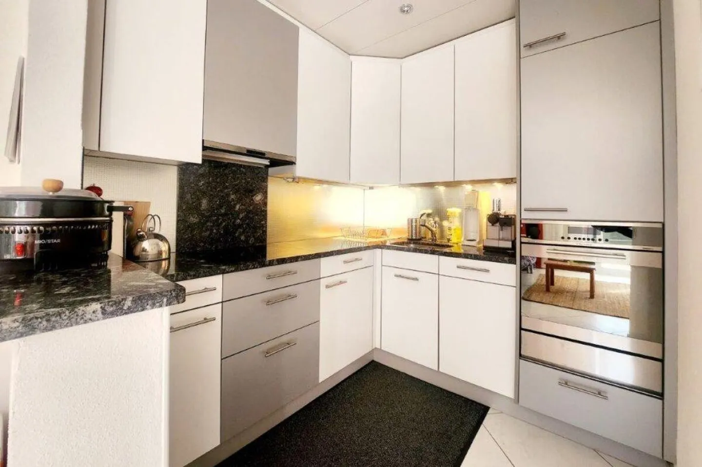 Appartement 2.5 pièces avec cour privée dans un emplacement central de Muralto - Photo 4 sur 9