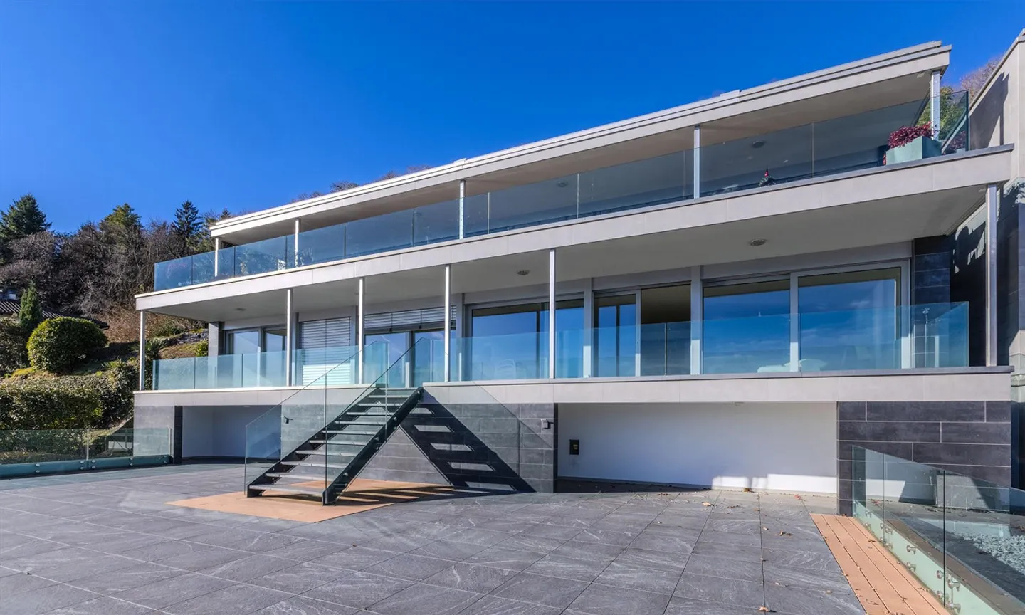 SPECTACULAIRE ET MODERNE 4.5 AVEC TERRASSE ET VUE SUR LE LAC À VERNATE - Photo 1 sur 10