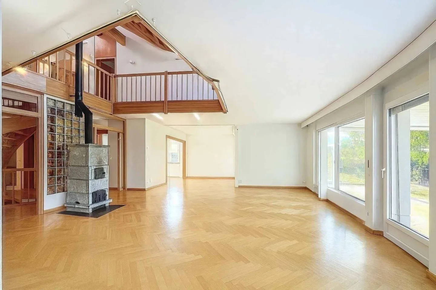 Spacious Detached Villa on the Outskirts of Lausanne on 2,300 m² of Land - Photo 2 of 13
