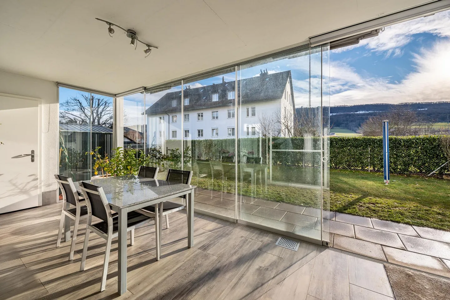 Modern 4.5-room garden apartment with winter garden and garden area - Photo 9 of 13