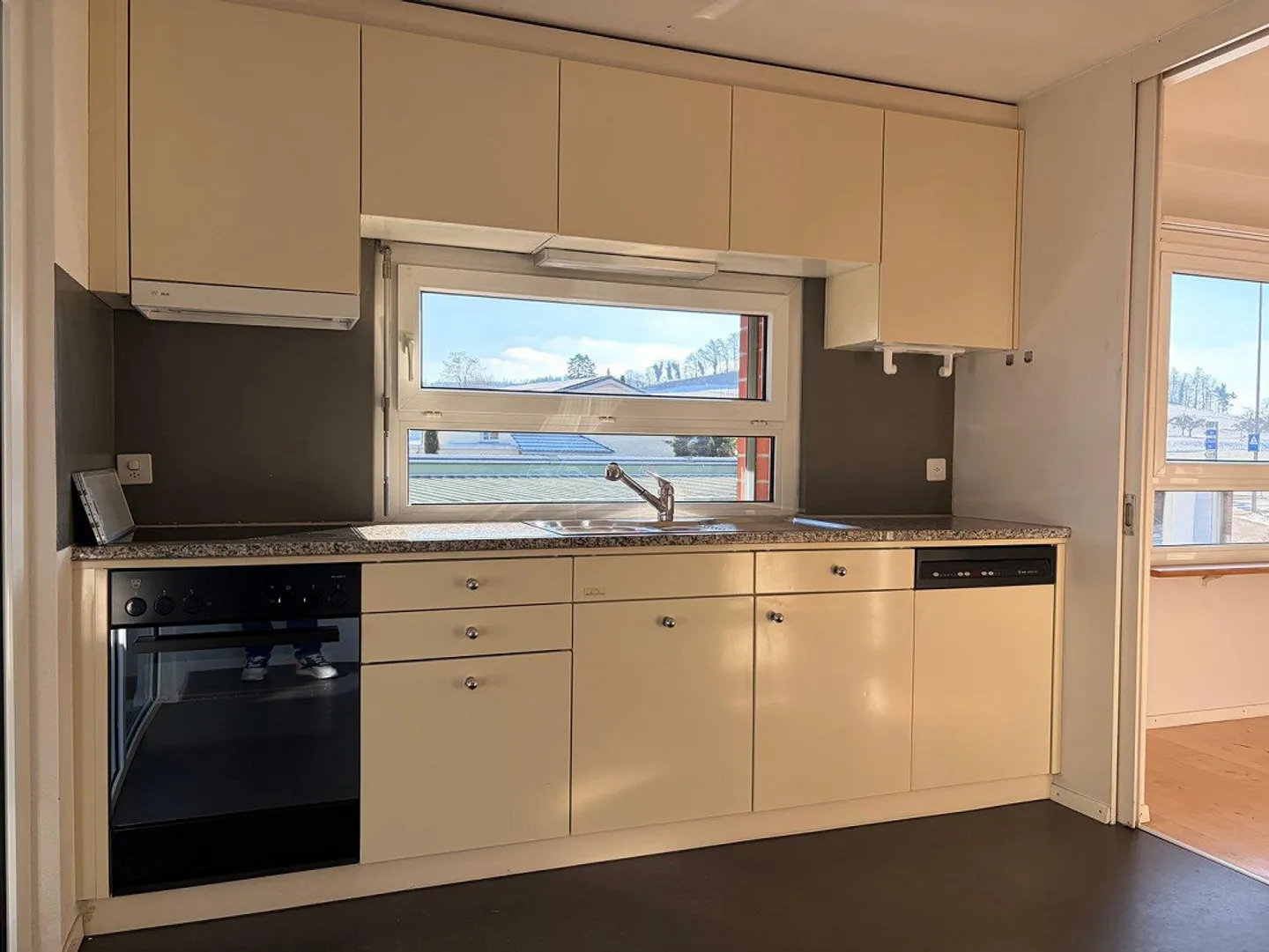 Beautiful, bright 5.5-room apartment for rent in Murten! - Photo 3 of 11