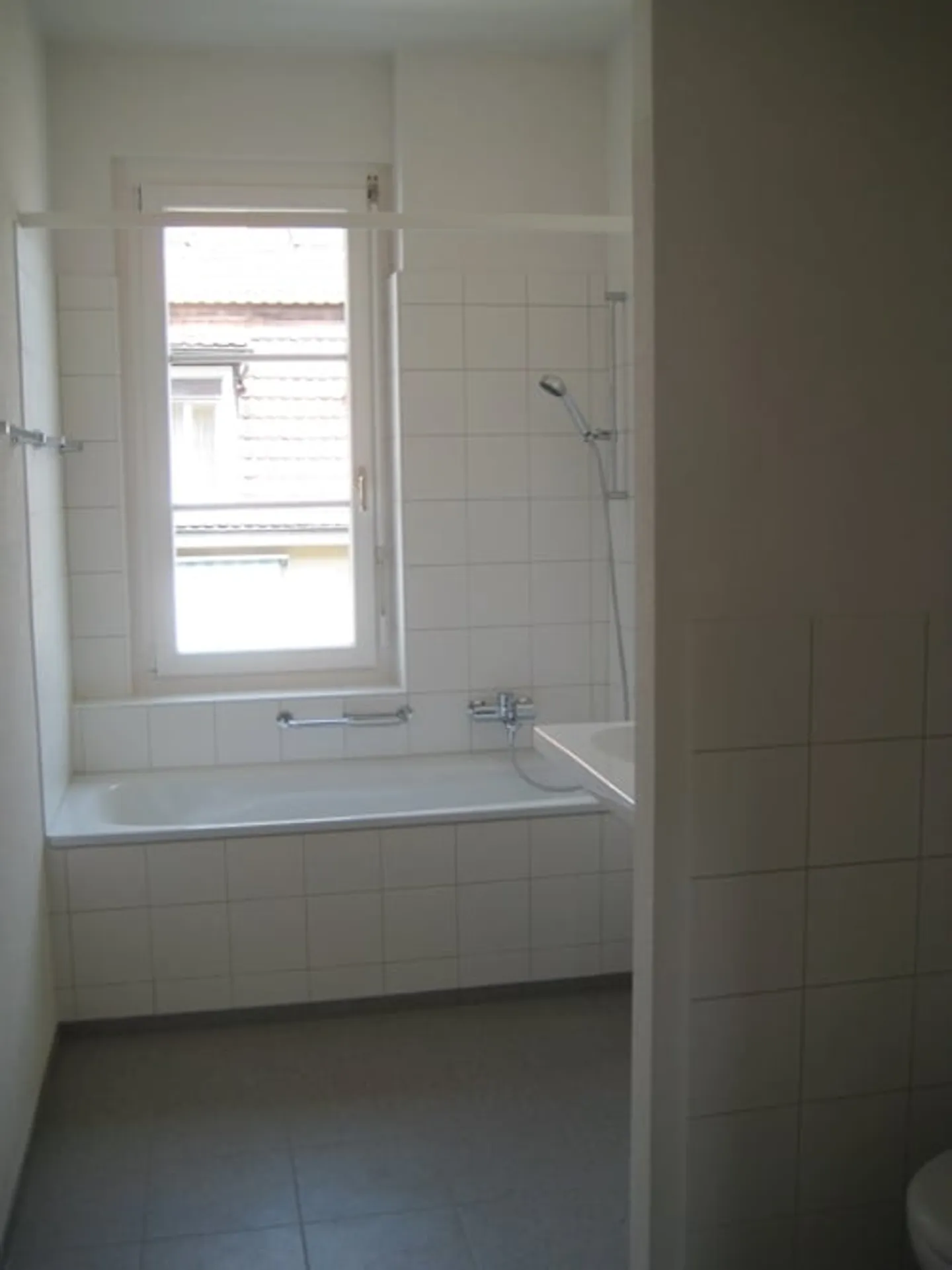 Charming Apartment with Balcony - Photo 7 of 10