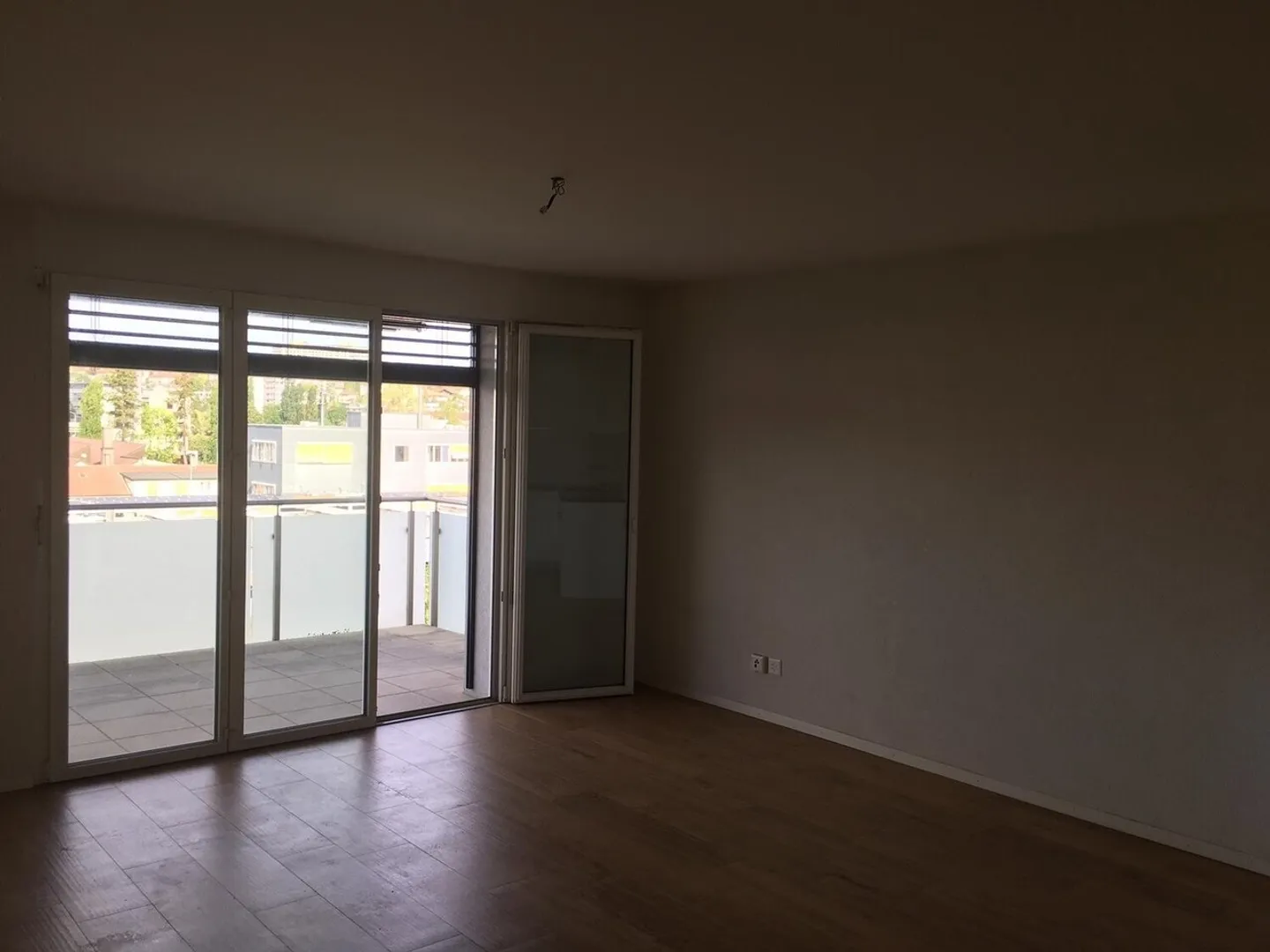 SCHÖNE 2 ½ ZIMMER WOHNUNG - Foto 2 von 4