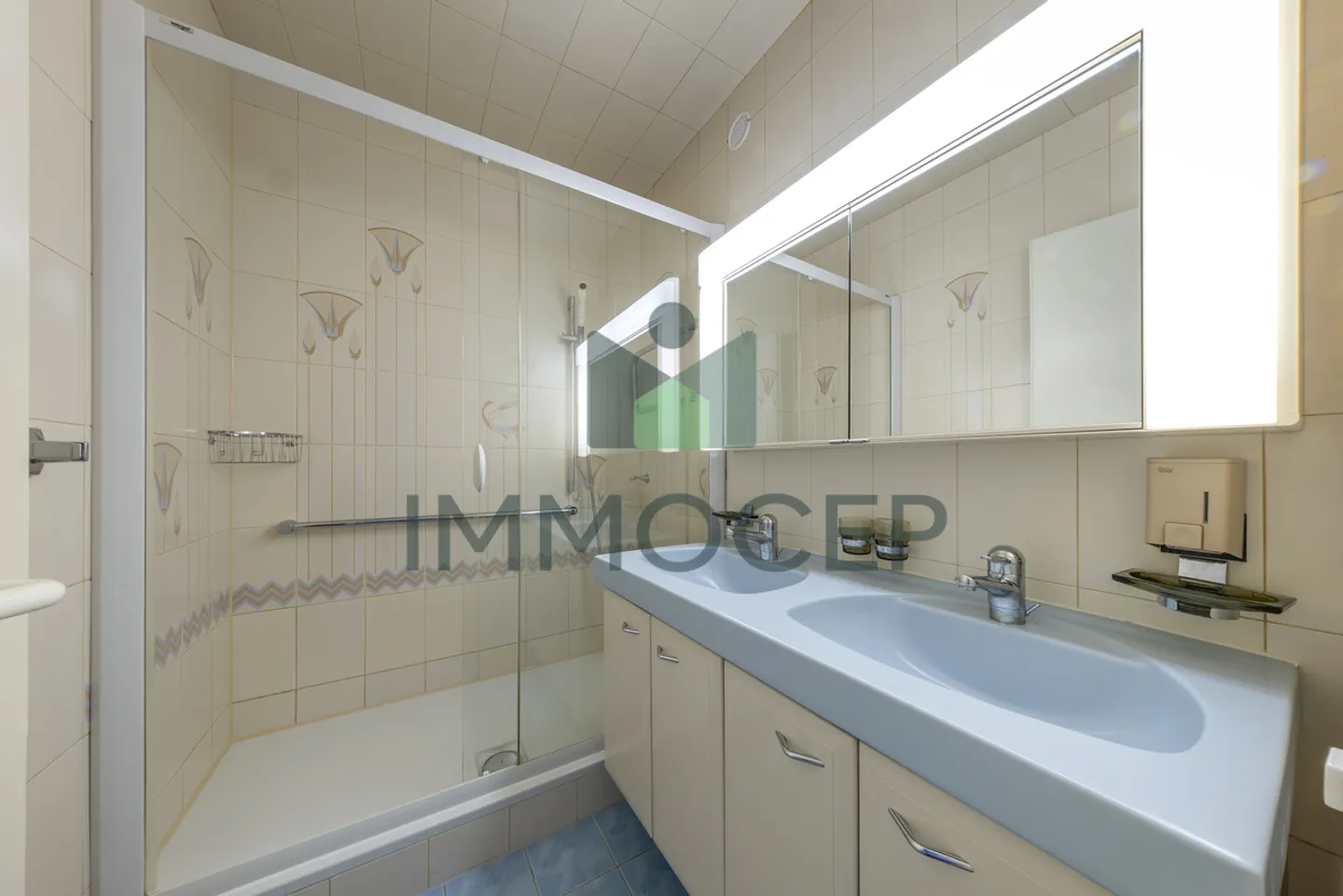 Spacious 5-Room Apartment - Photo 6 of 9