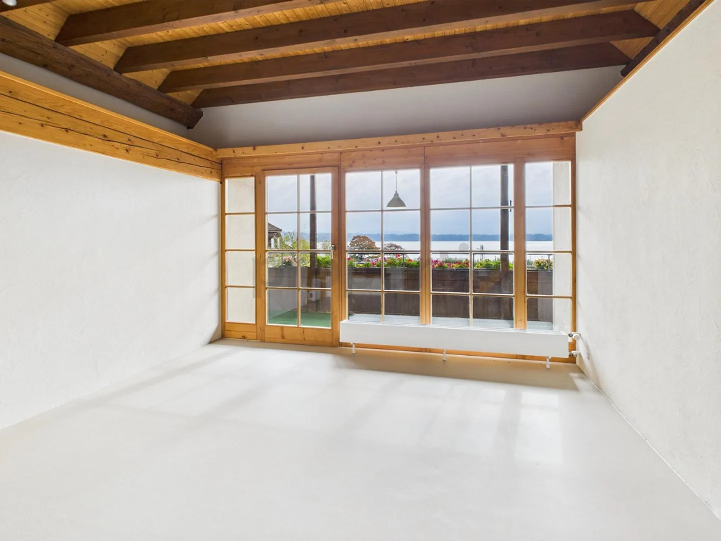 Charming 5.5-room apartment with lake view in Twann - Photo 2 of 14