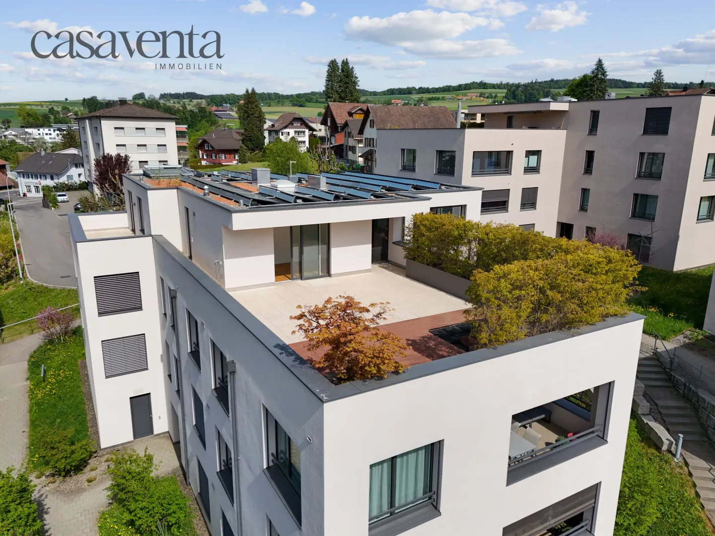 Appartement penthouse exclusif avec une vue imprenable sur la vieille ville de Beromünster - Photo 2 sur 31
