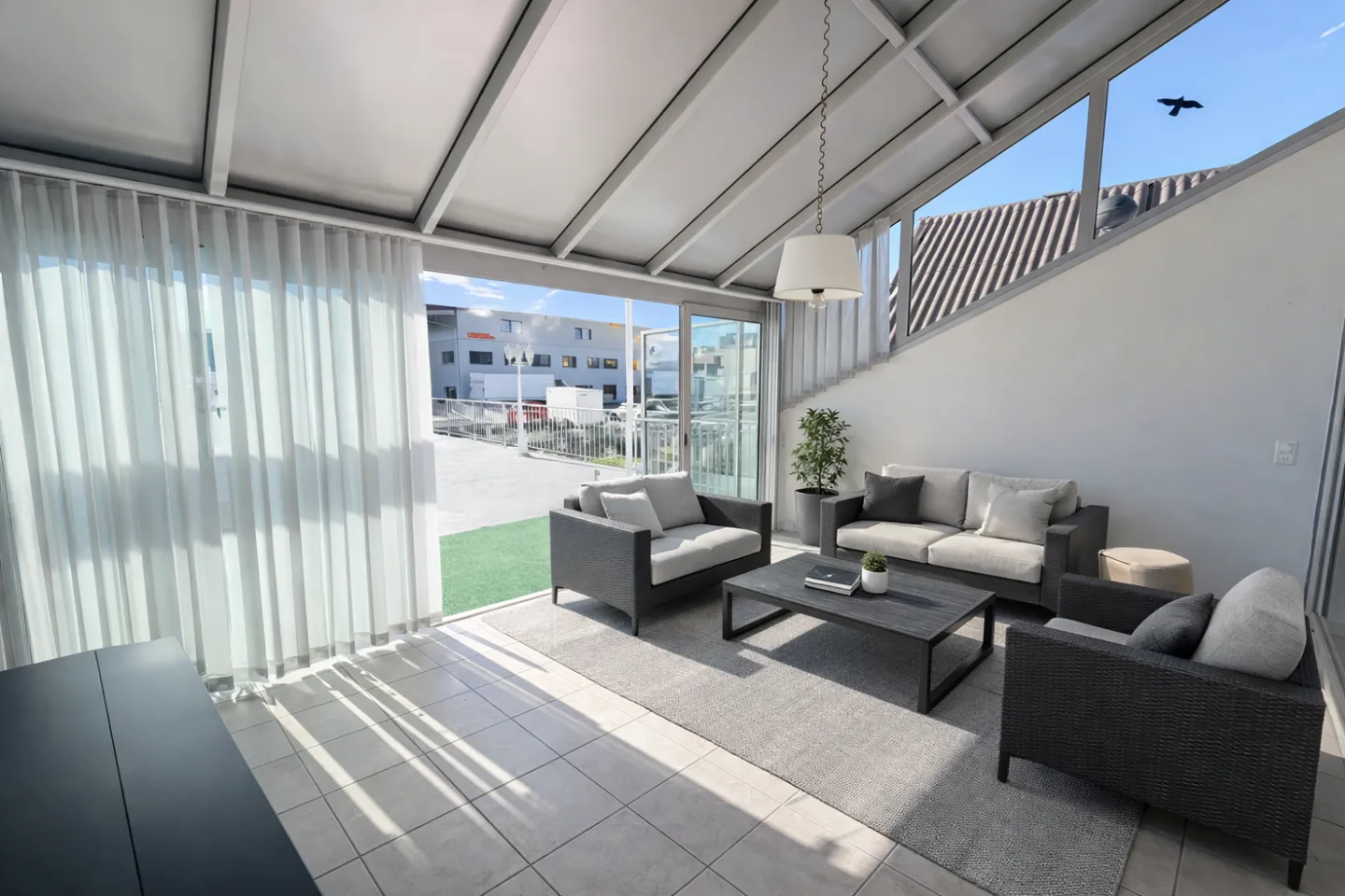 Geräumige Villa mit Werkstatt - Foto 2 von 7